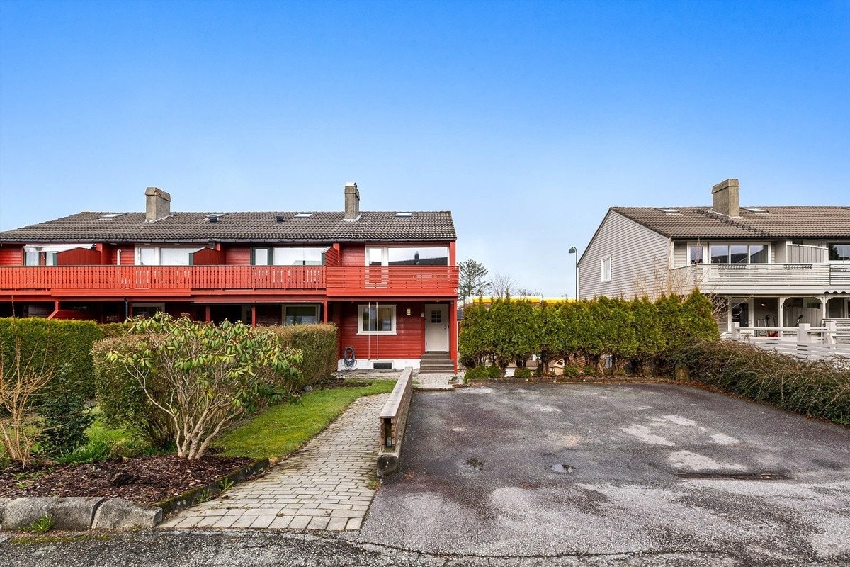 2stk parkeringsplasser. Parkeringsplass nr 3 er lengre borte Galleribilde