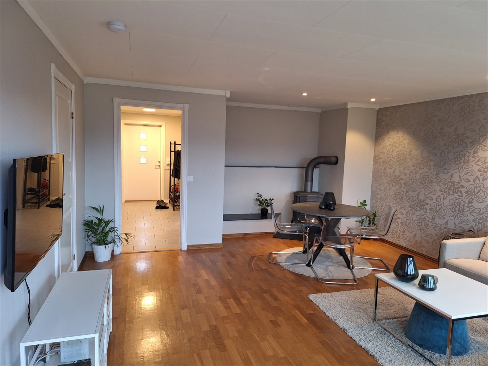 Romslig stue, med plass til sofa gruppe og spisestue Galleribilde