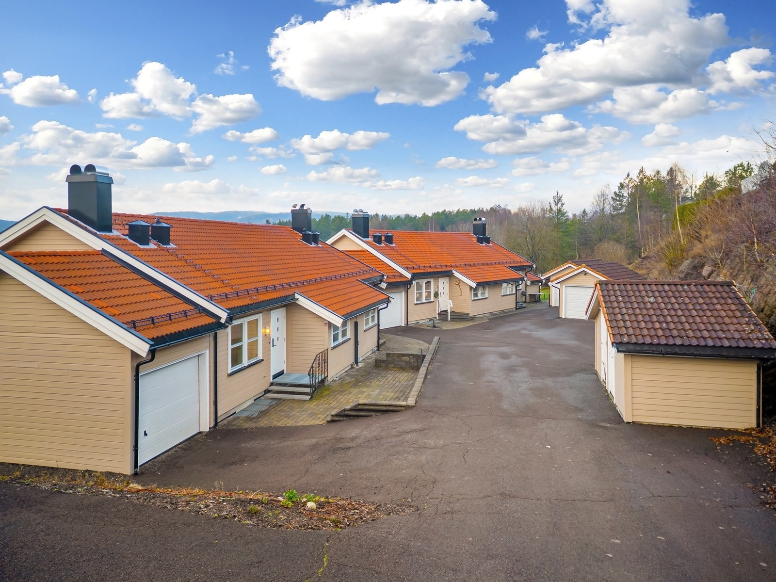 Leiligheten disponerer garasje på 17 kvm som ligger vegg i vegg med leiligheten. Steinlagt uteplass med plass for hagemøbler og grill. Galleribilde