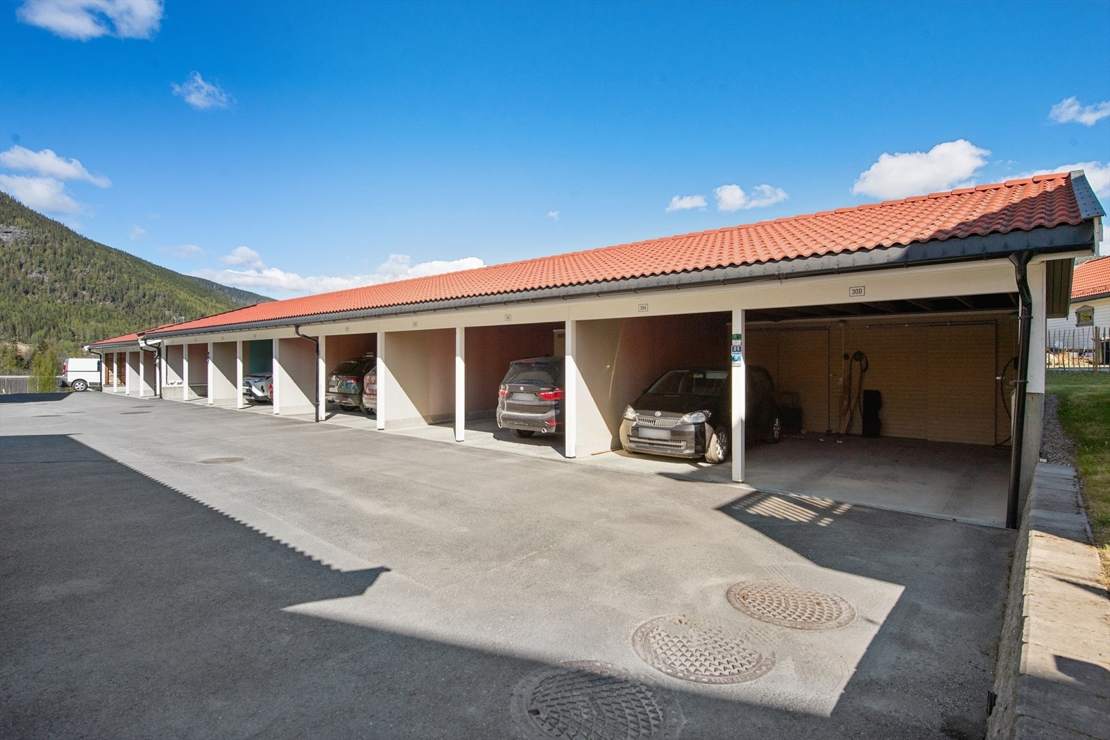 Parkering i felles carportanlegg, hvor leiligheten disponerer én plass. Galleribilde