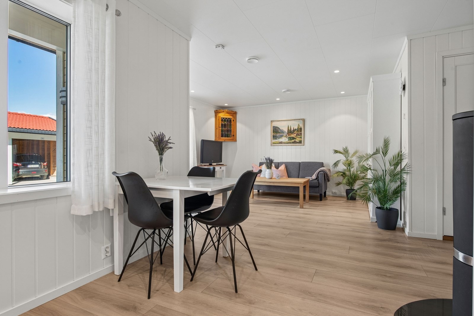 Stuen har god plass til både spisebord og en egen sofakrok. Galleribilde