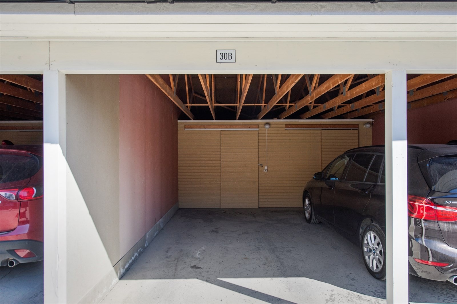 I bakkant av carporten følger en praktisk og romslig bod på 5 m². Galleribilde