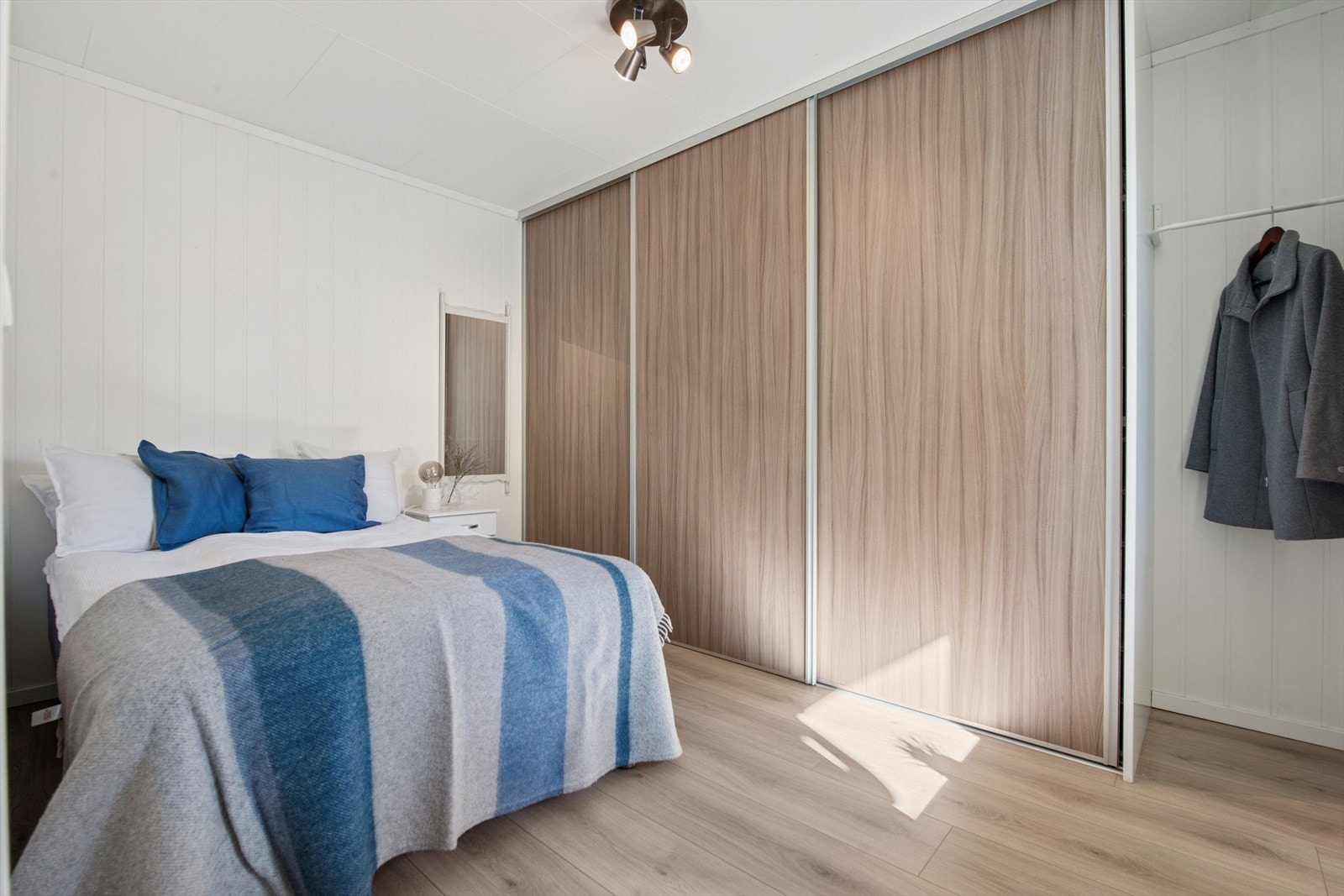Hovedsoverommet har en romslig skyvedørsgarderobe for effektiv oppbevaring. Galleribilde