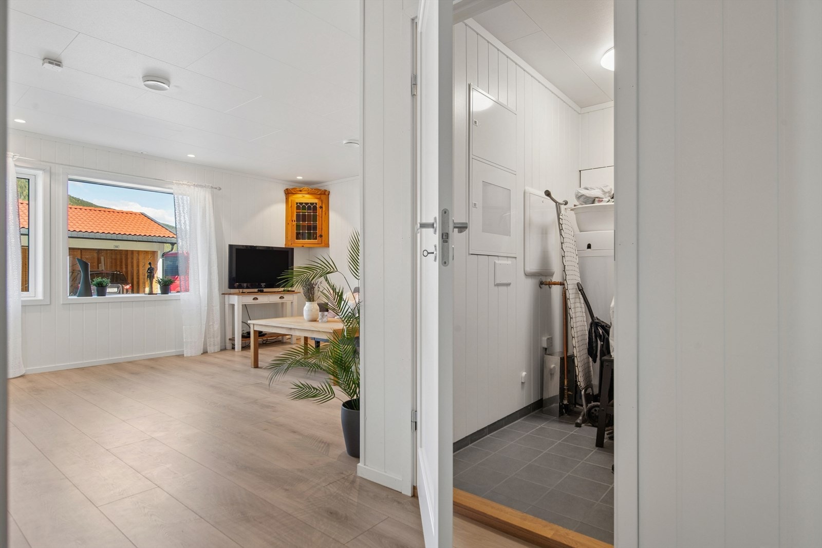 Innvendig bod som også fungerer som teknisk rom, med flislagt gulv og sluk. Galleribilde