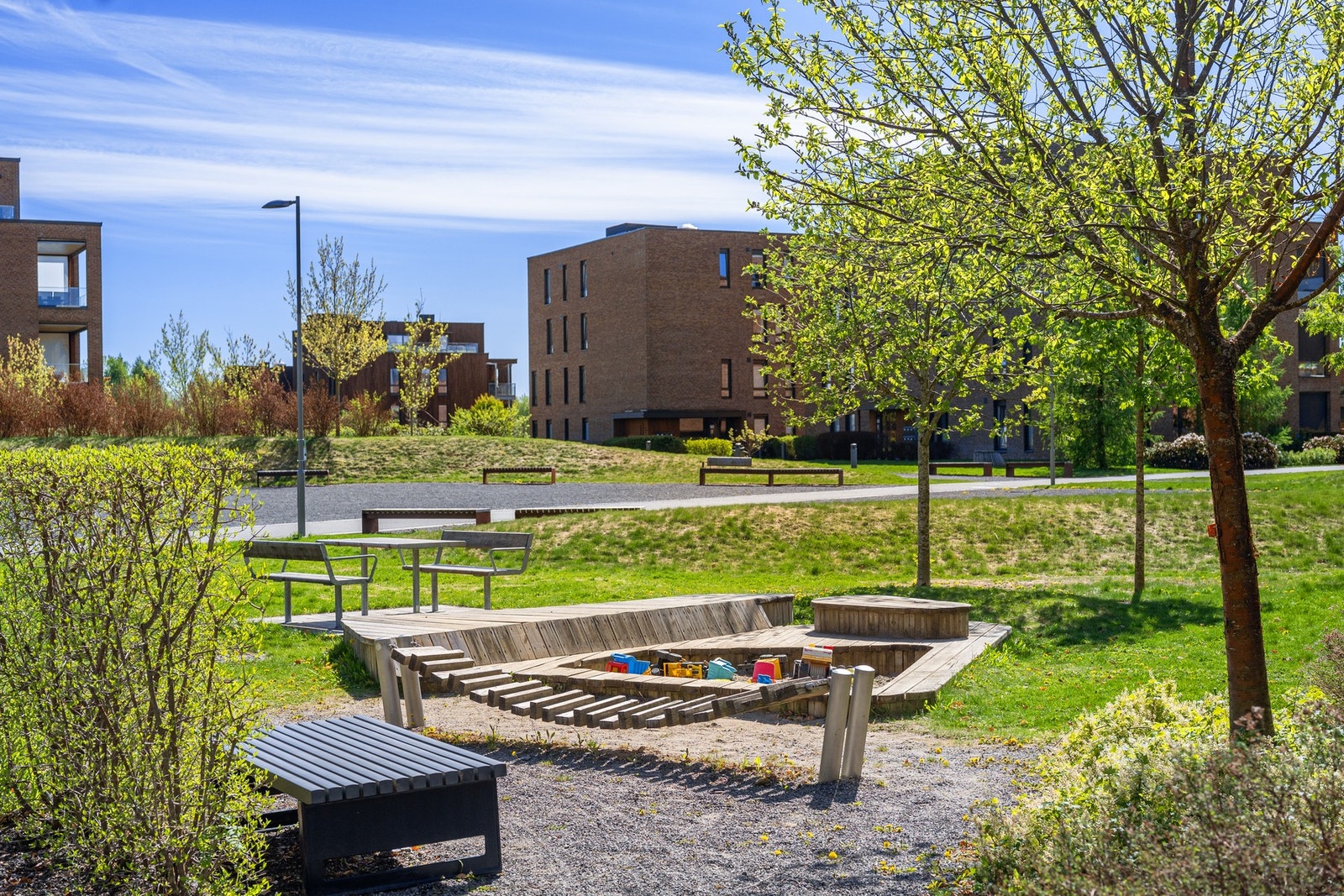Det er en rekke lekeplasser i området, i tillegg til sameiets hyggelige utearealer Galleribilde