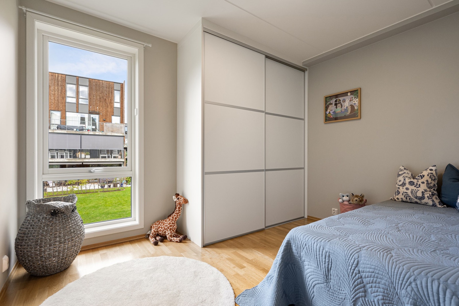 Soverom 2 med garderobeskap Galleribilde