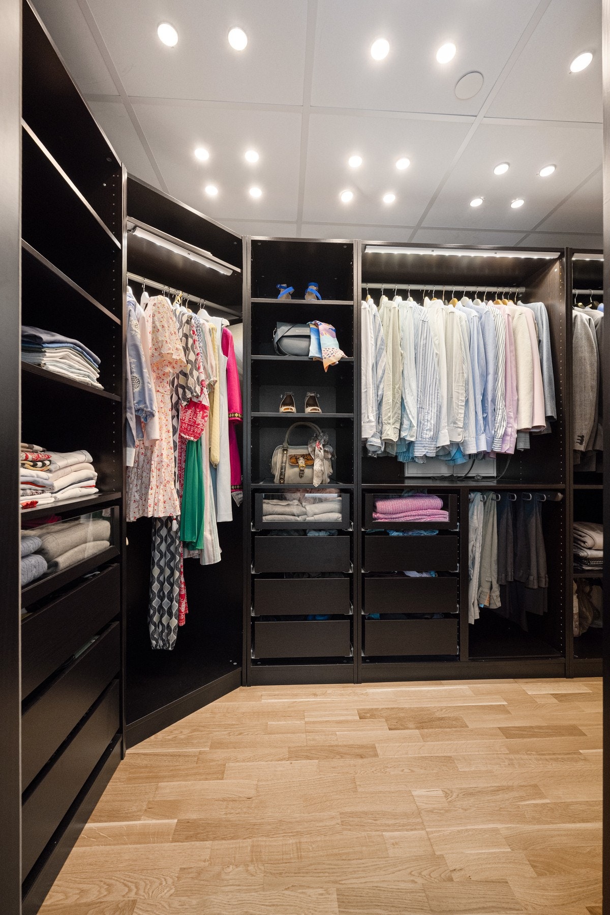 Innredet og romslig walk in closet Galleribilde