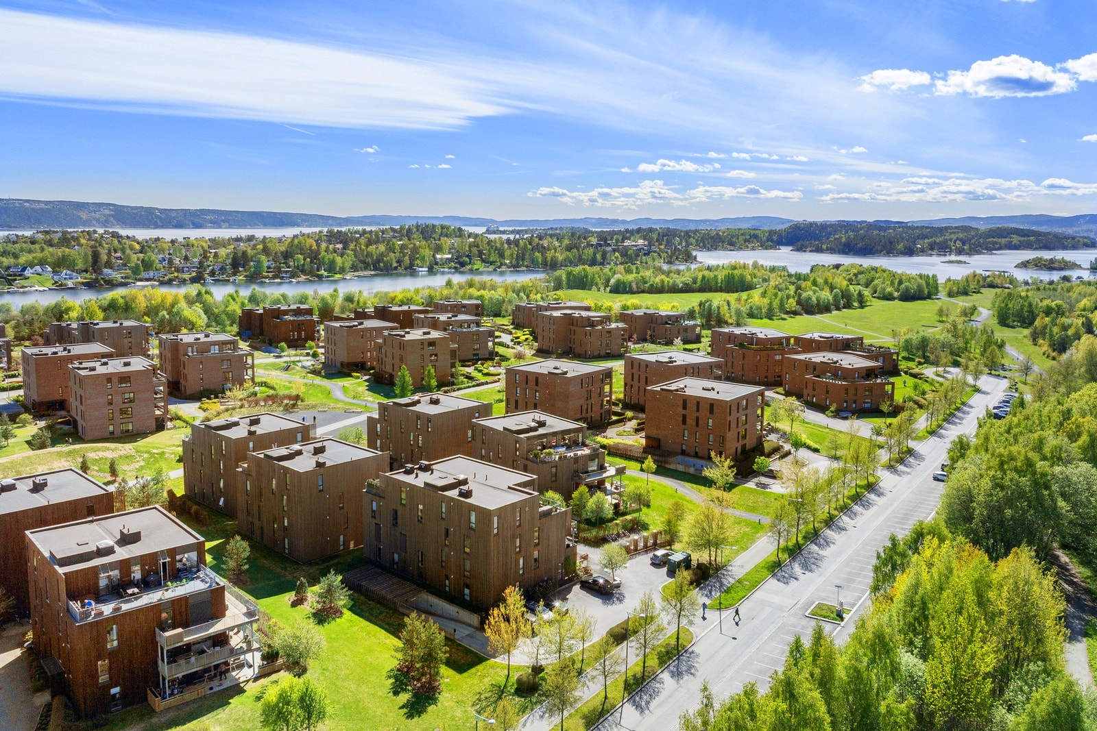 Livet på Fornebu er enkelt og forutsigbart - 2 min til barnehagen, 5-6 min til strand både i Koksabukta og på Storøyodden. Galleribilde