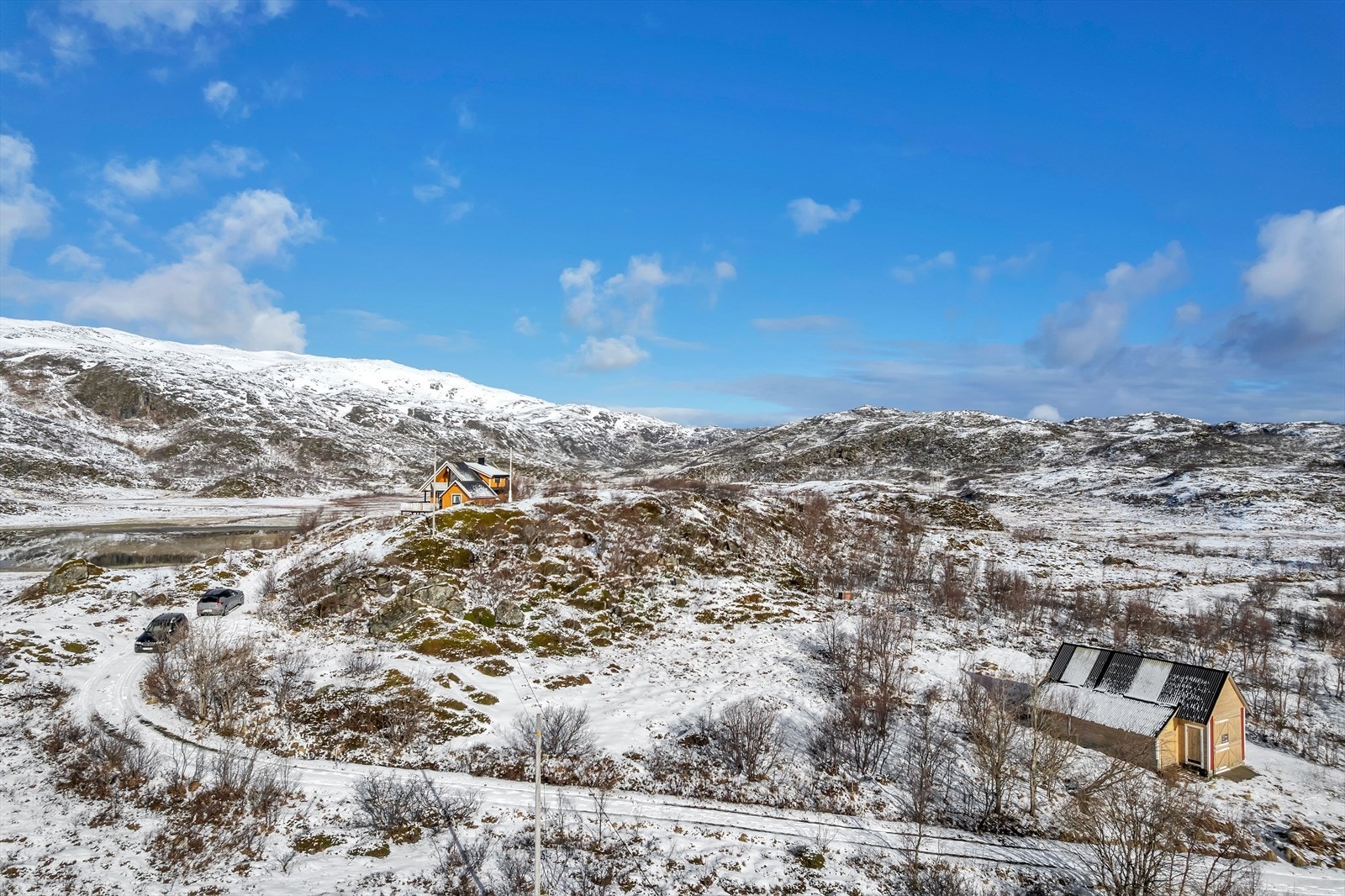 Hytta har en flott plassering litt oppe i terrenget. Galleribilde