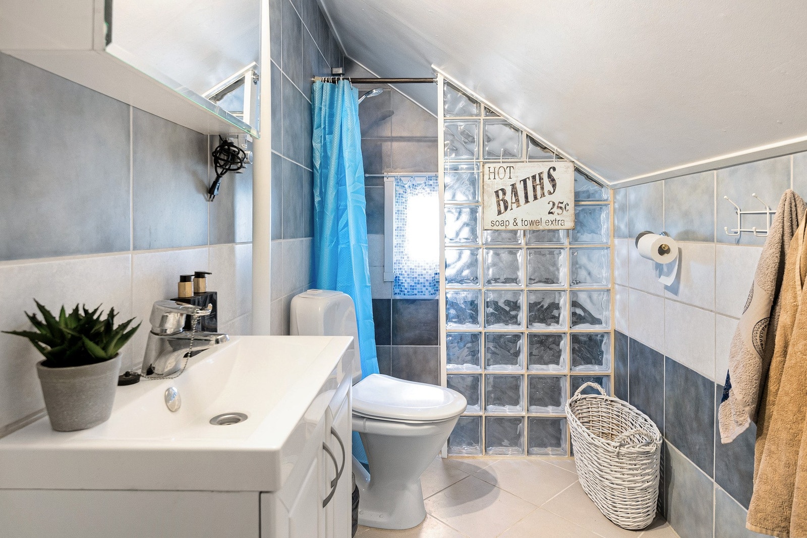 Badet i 2.etasje. Dette badet er av eldre standard, men fungerer som det skal. Galleribilde