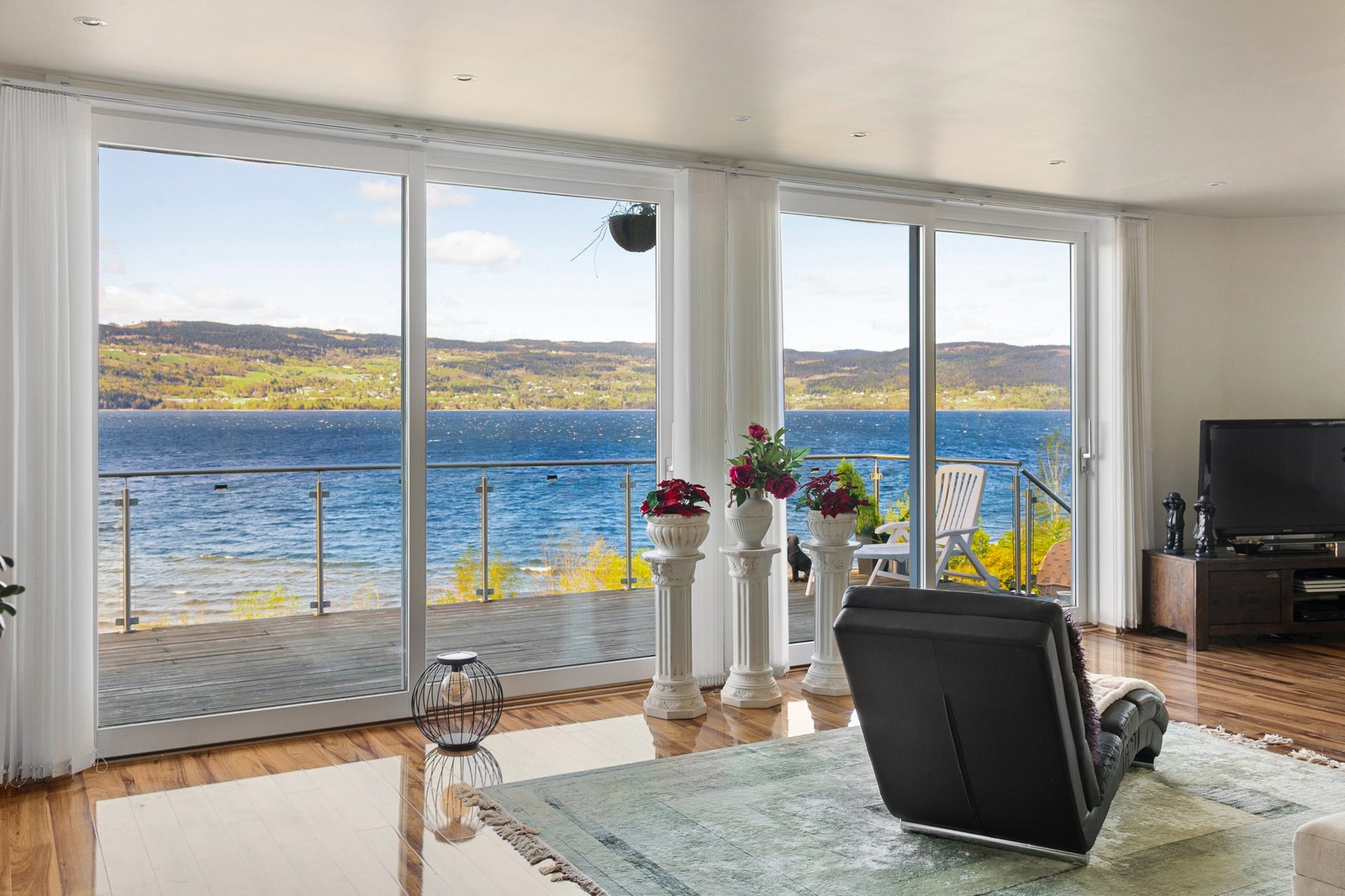 Boligen er bygget rundt utsikten, alle vegger mot Mjøsa er dekket med store vinduer og glassdører. Galleribilde