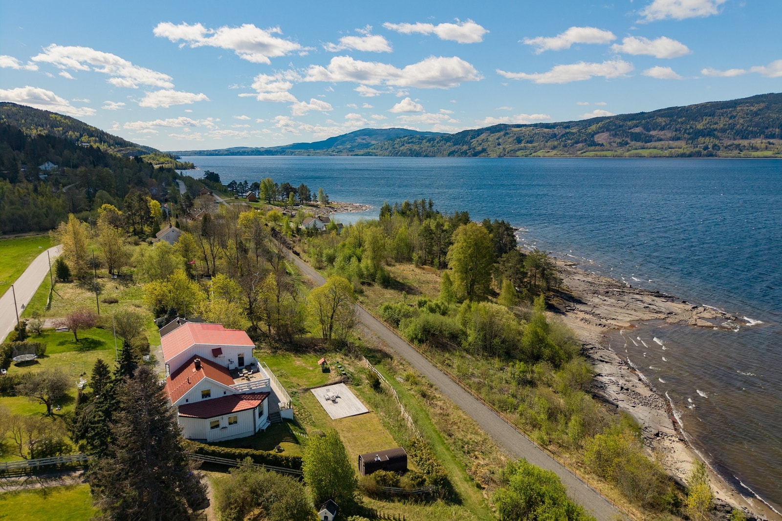 En unik Mjøsa eiendom med fri panorama utsikt og solfylt tomt. Galleribilde
