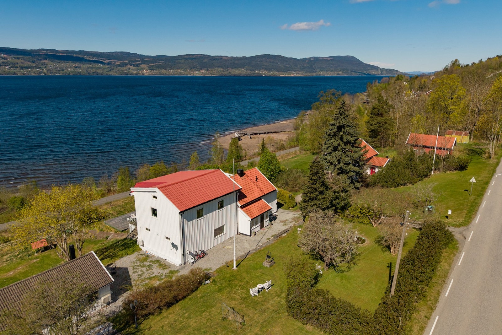 Stor plass både forsiden og baksiden av huset. Galleribilde