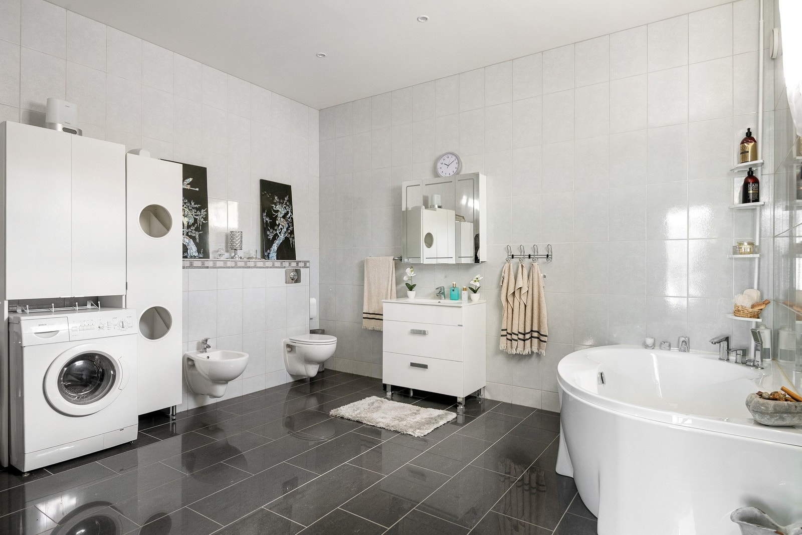 Badet i 1. etasje er av nyere standard. Romslig og god takhøyde. Galleribilde