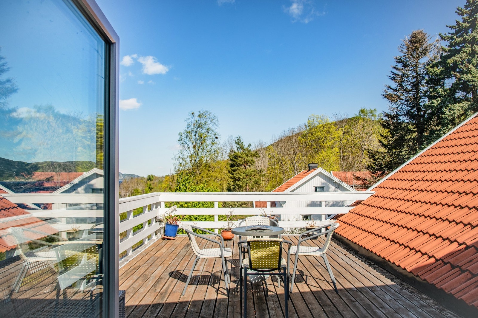 Fra stuen har man utgang til en solfylt takterrasse som en forlengelse av stuen. Galleribilde