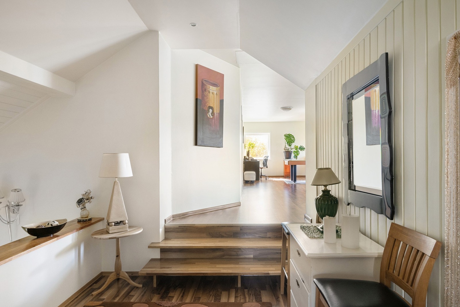 2. etasje finner du gamle og nye delen adskilt ved denne hallen. Galleribilde