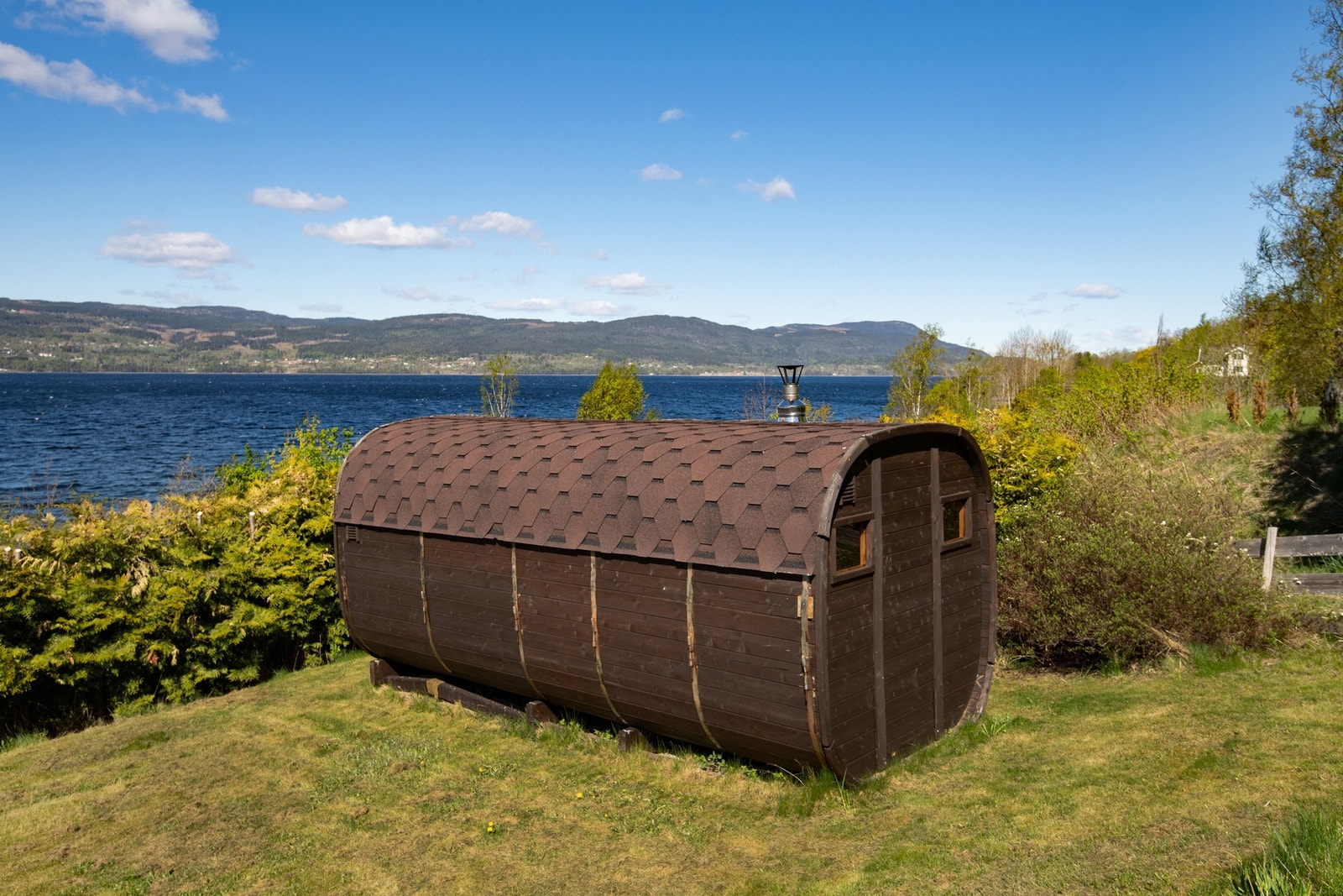 Ute har man en stor frittliggende badstue. Galleribilde
