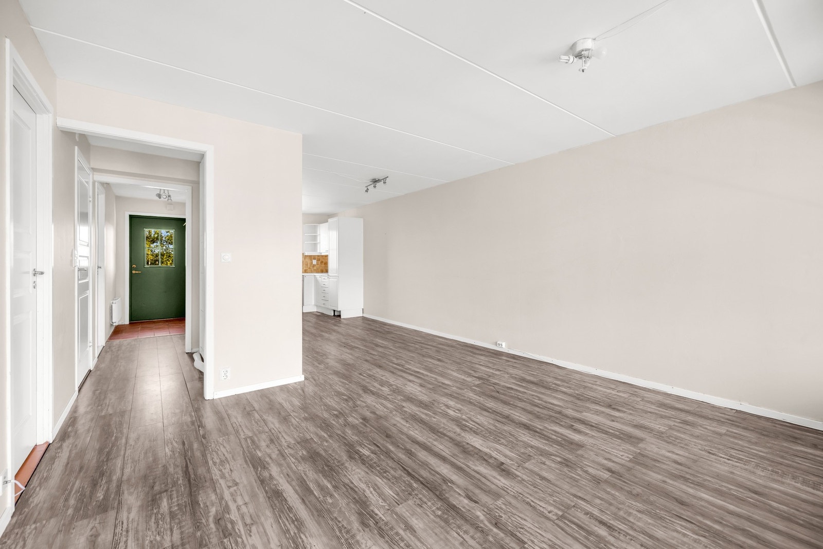 Hjemmet er gjennomgående med vinduer i begge ender, luftige rom og praktisk planløsning. Galleribilde