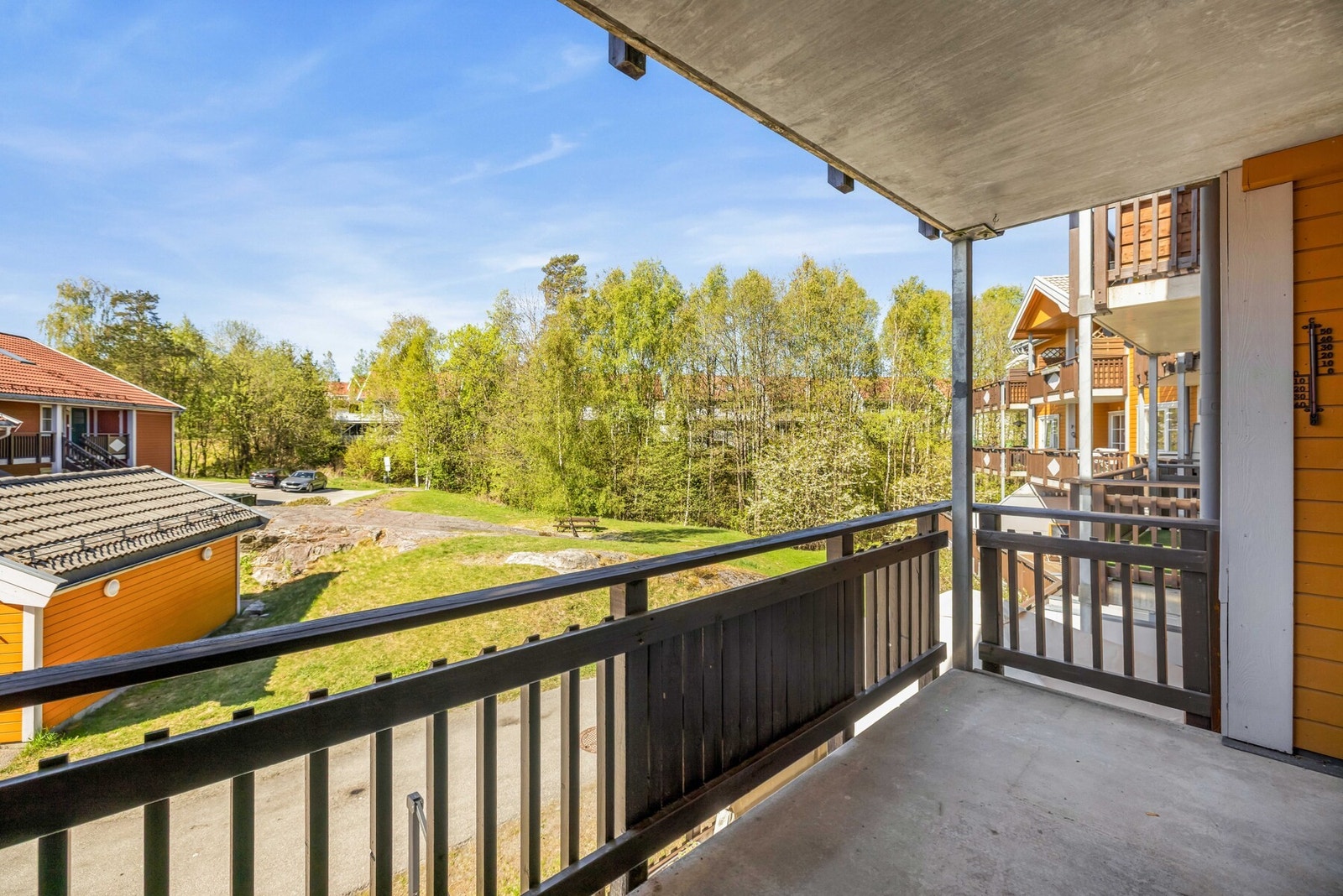 Her fra svalgangen, pent utsyn mot etablert boligfelt. Galleribilde