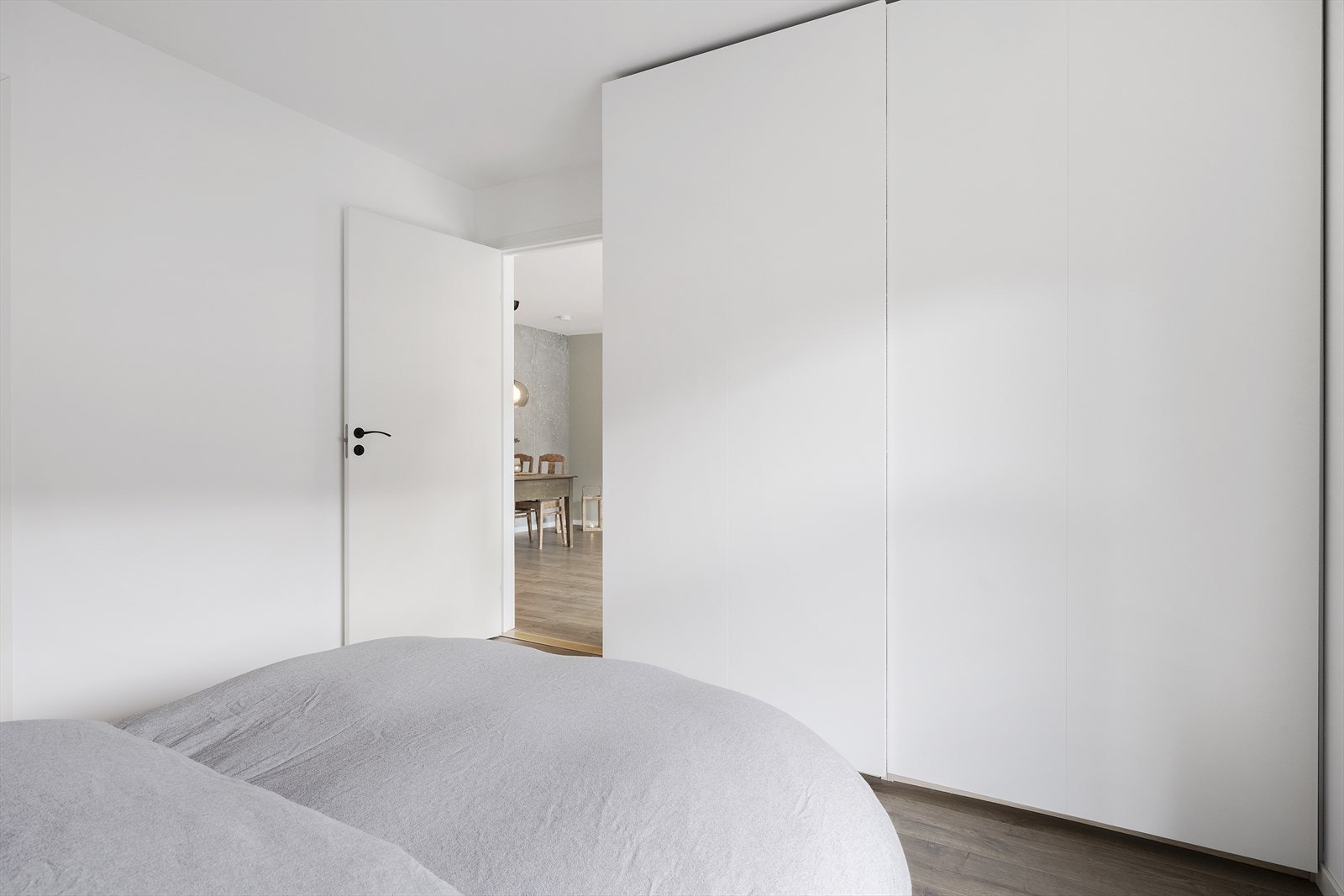 Soverommet har en innholdsrik skyvedørsgarderobe. Galleribilde