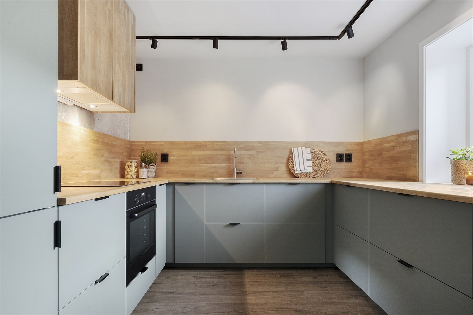 Kjøkkeninnredning fra IKEA var ny i 2022 med malte fronter og heltre benkeplate. Galleribilde