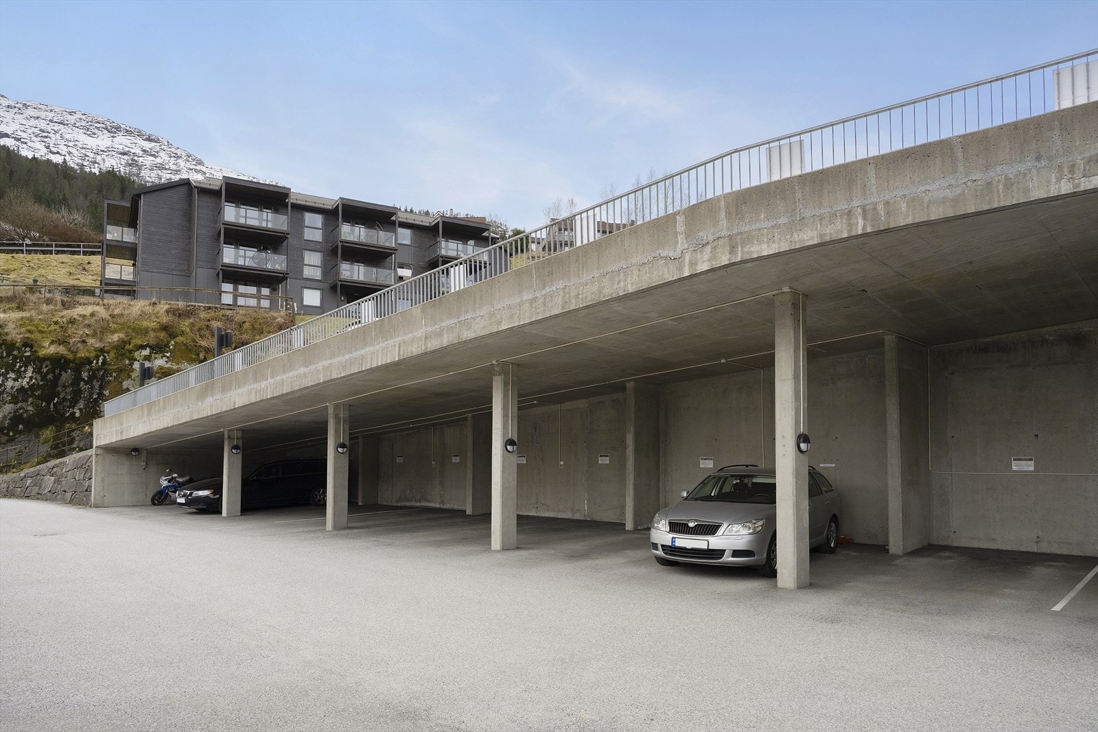 Eksklusiv bruksrett til carport følger med. Galleribilde