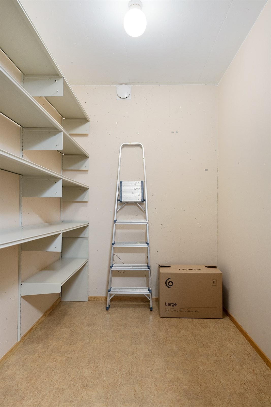 Praktisk innredet bod like ved leiligheten. Galleribilde