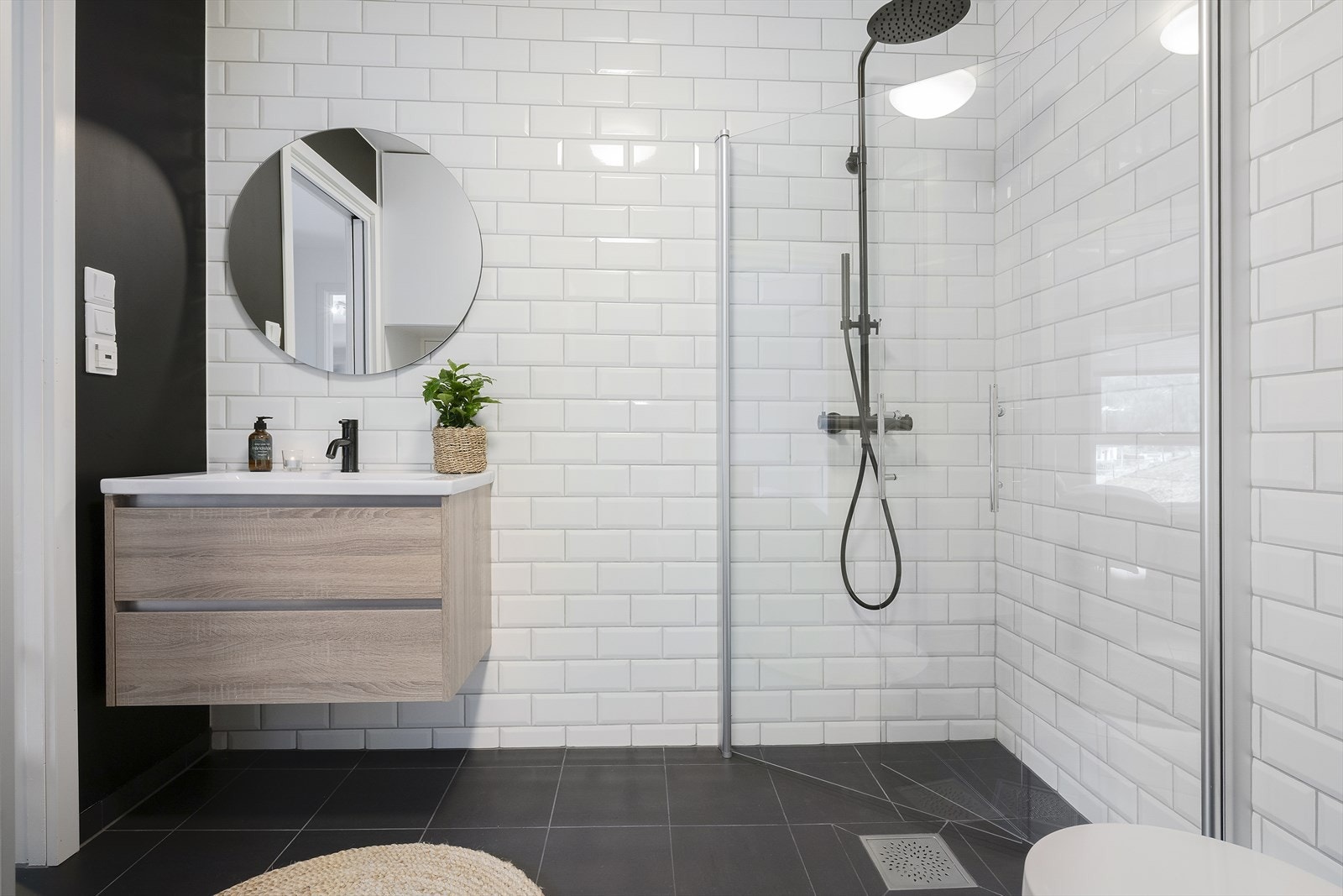 På badet er vaskemaskin og varmtvannsbereder skjult i et skap. Galleribilde