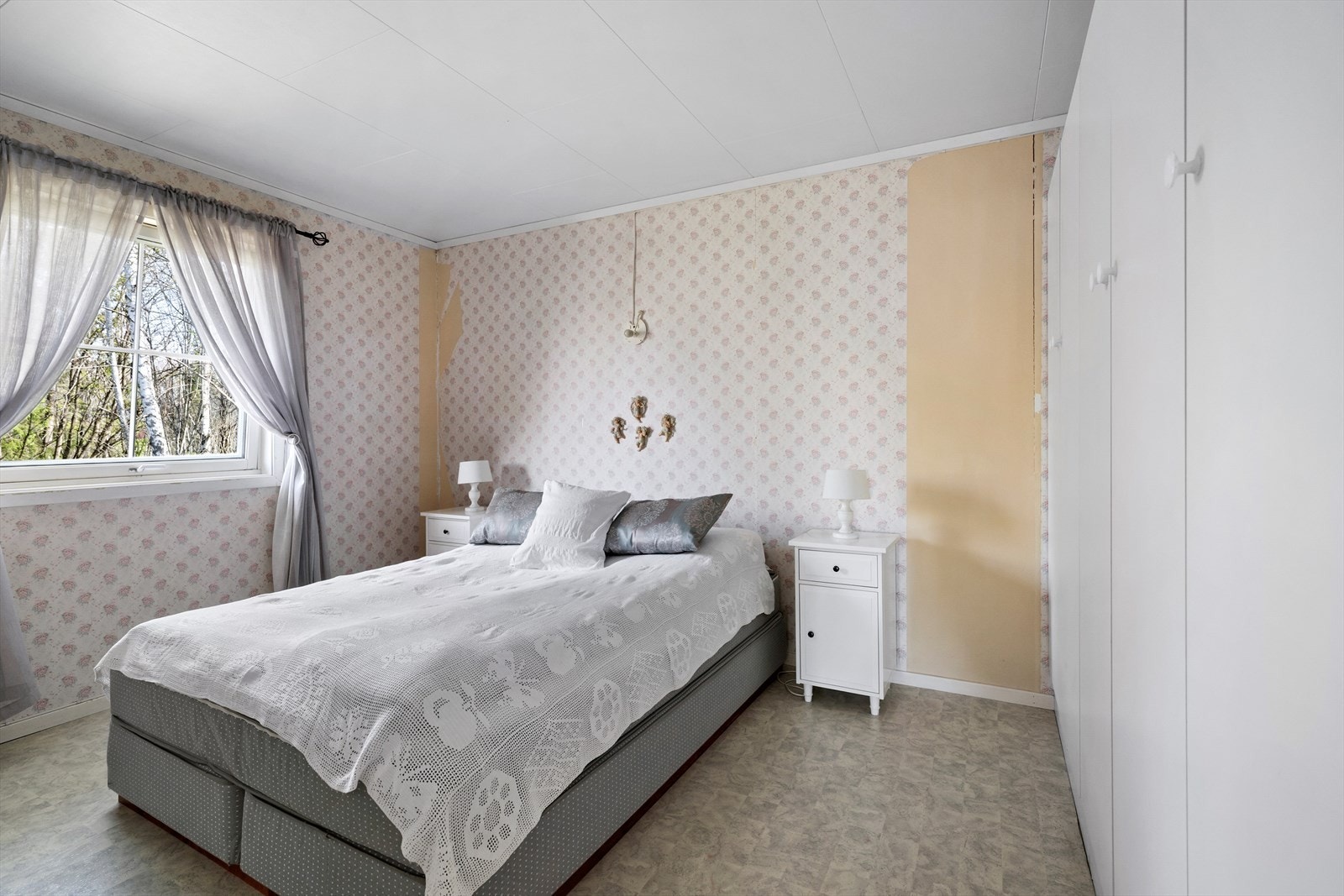 Soverom med god plass til seng og garderobe. Galleribilde