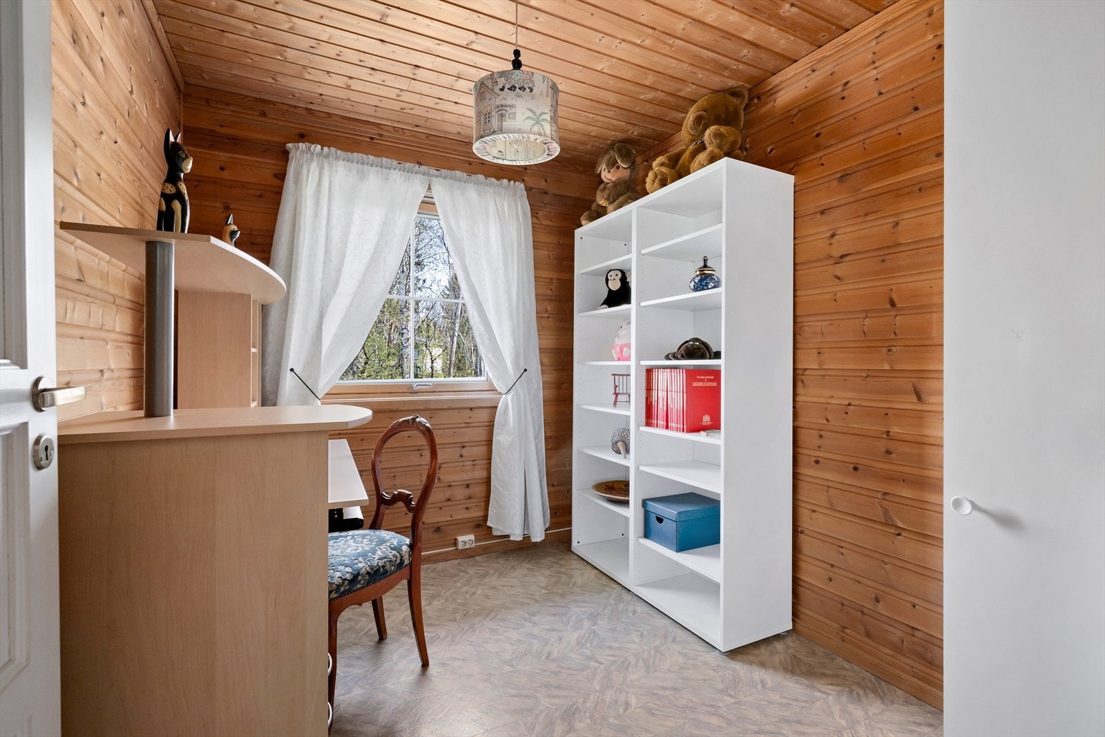Eget rom som gir gode muligheter for hjemmekontor eller tilpasset bruk etter behov. Galleribilde