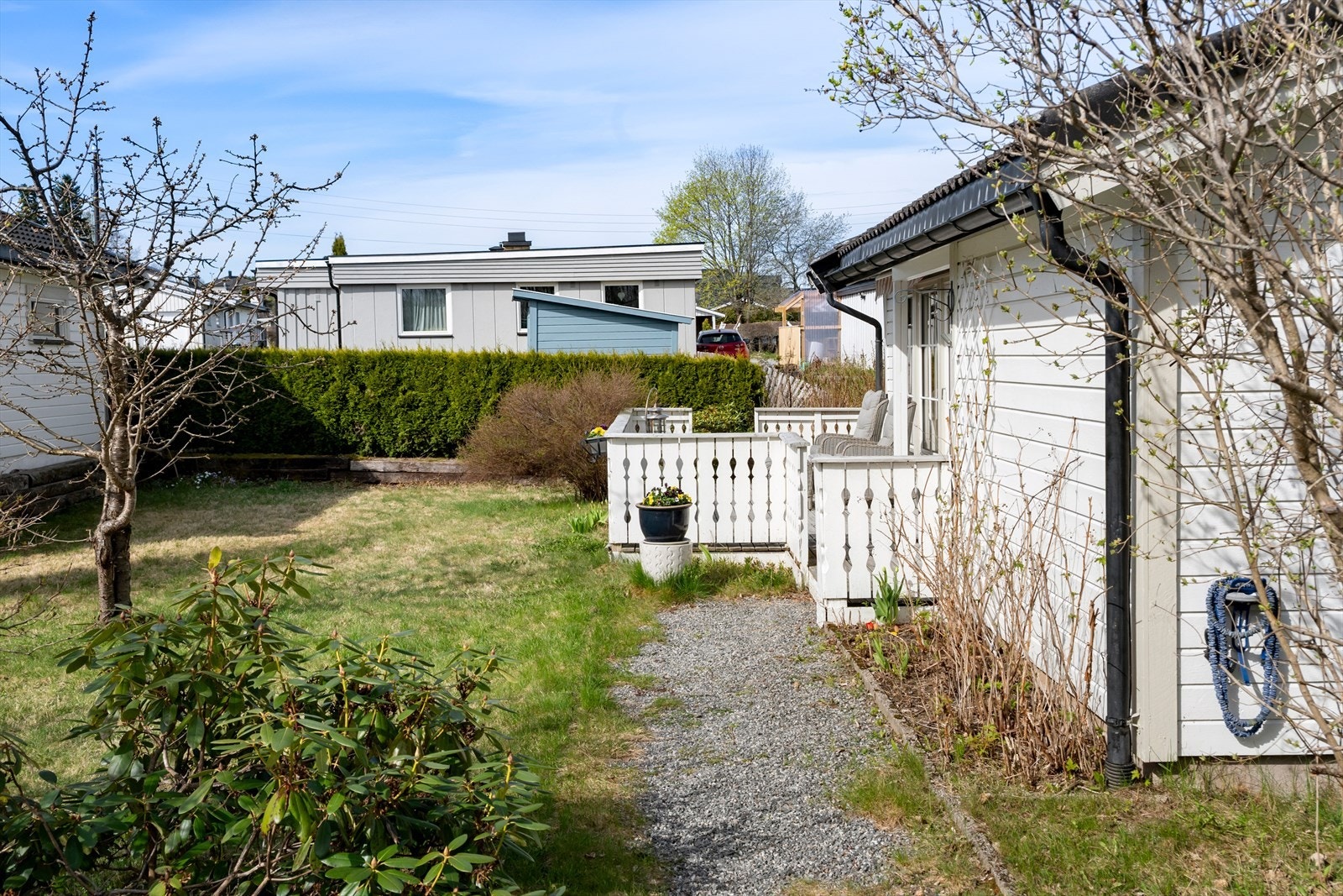 Boligen har ett fint uteareal og romslig veranda med plass til nære og kjære. Galleribilde