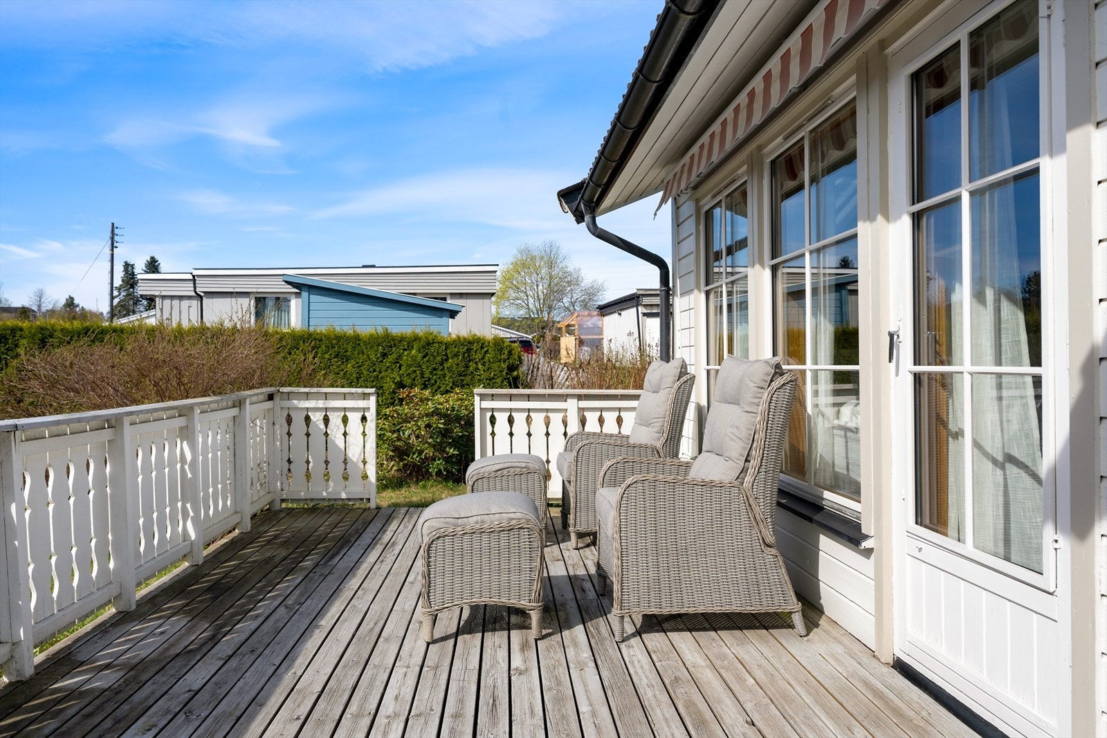 Solrik terrasse med gode møbleringsmuligheter. Galleribilde