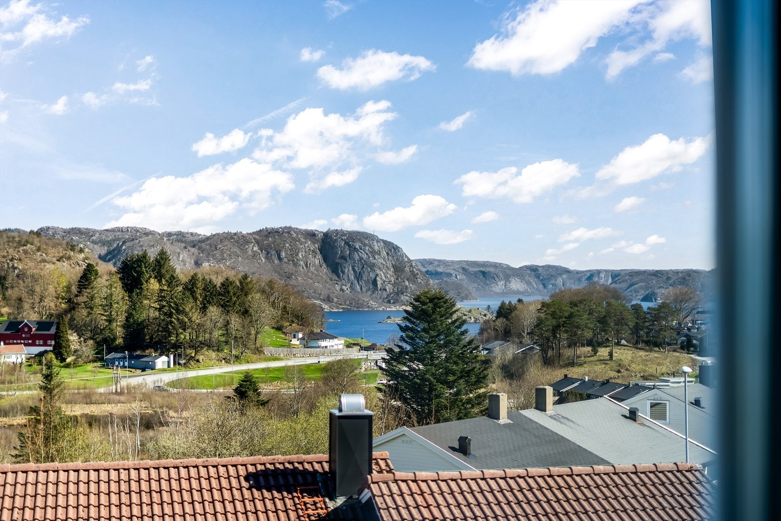Vakker utsikt fra stuevinduet mot fjorden. Galleribilde