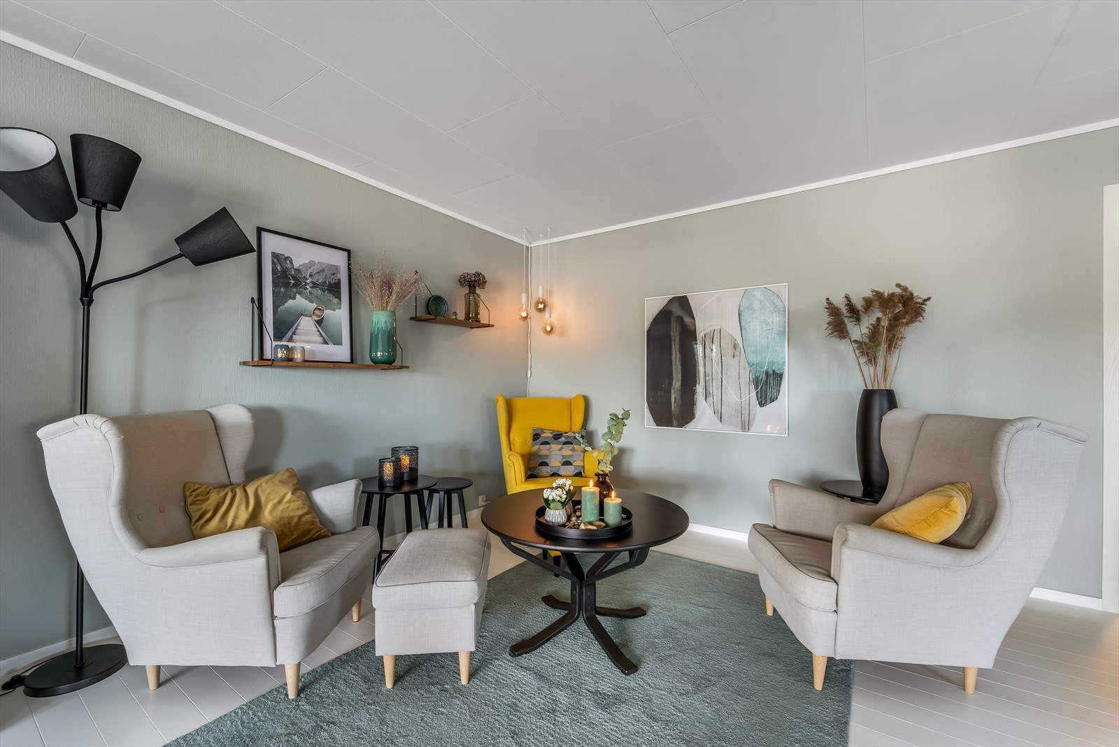 Trivelig innredet del av stuen med avslapningssone. Galleribilde