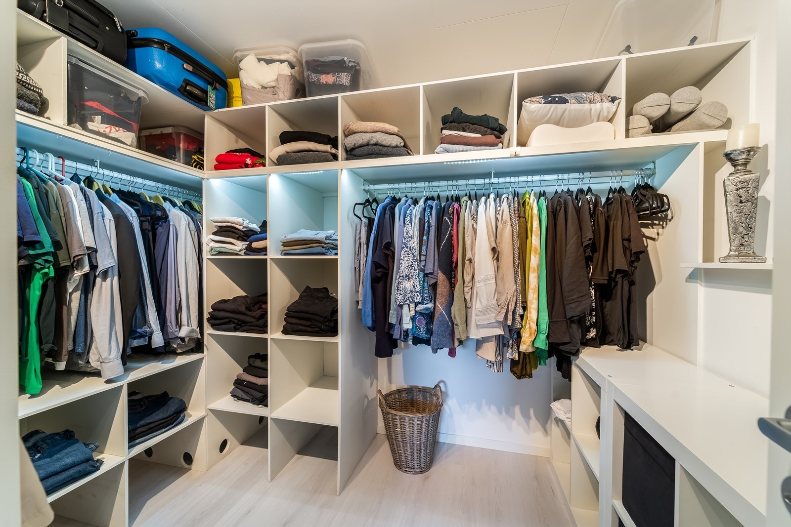 Walk- in closet med god garderobeløsning Galleribilde