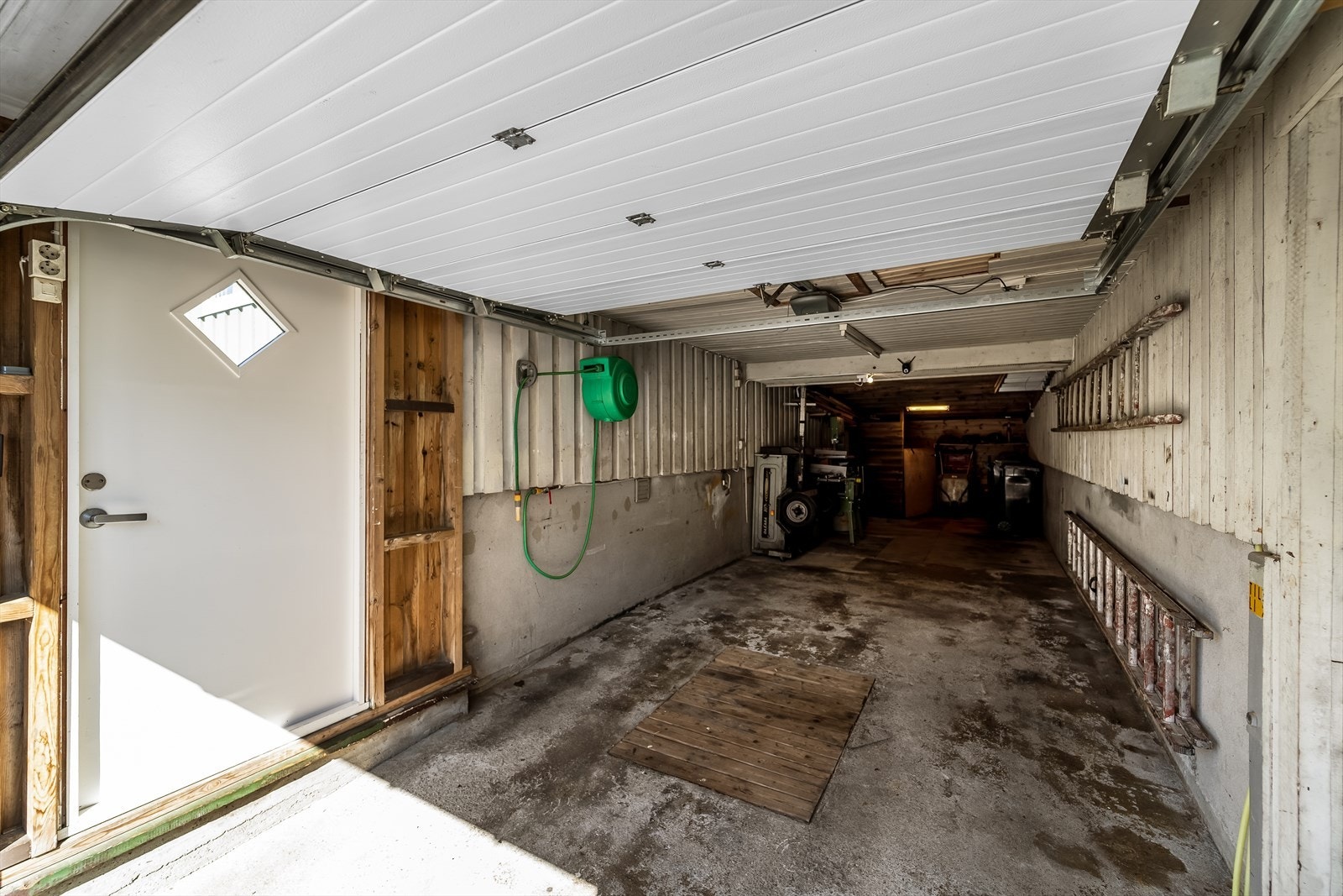Garasje med adkomst til lagerrom og verksted. Galleribilde