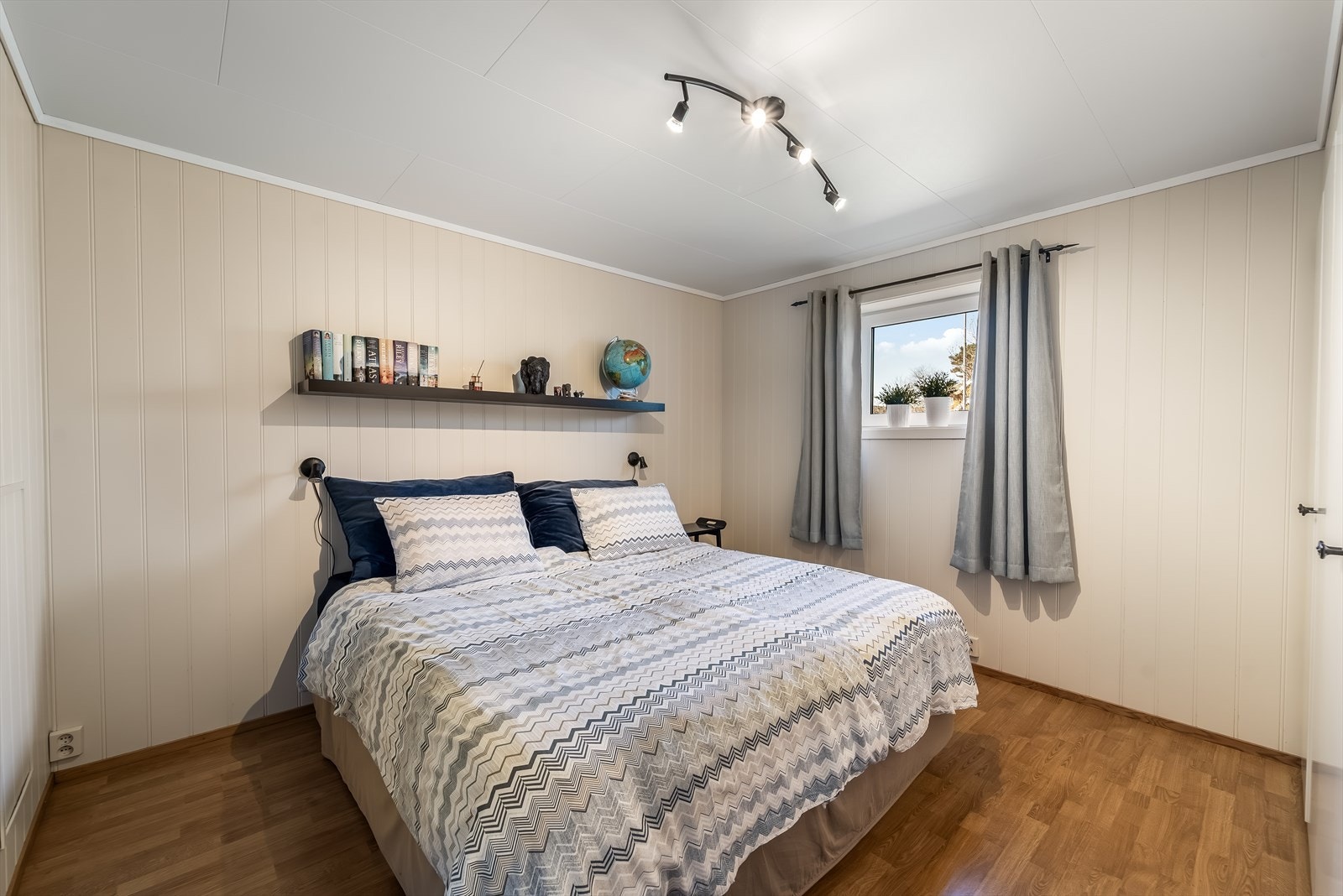 I underetasjen er det innredet med 2 soverom. Rommene er på originale tegninger ikke godkjent til rom for varig opphold. Det er ikke søkt om bruksendring. Galleribilde