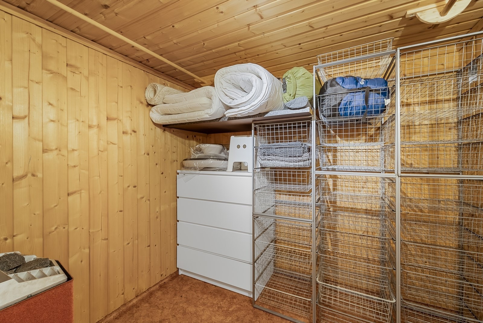 Praktisk bod med god oppbevaringsplass - opprinnelig badstue. Galleribilde