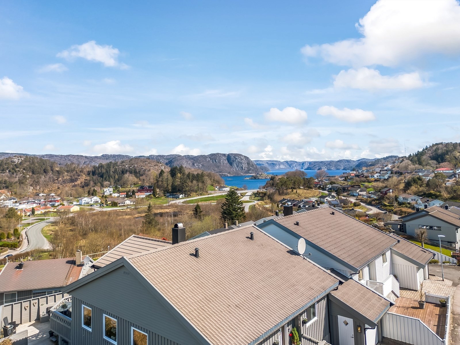 Boligen ligger fint til med flott utsikt, solrik tomt og kort avstand til flere fine turløyper. Galleribilde