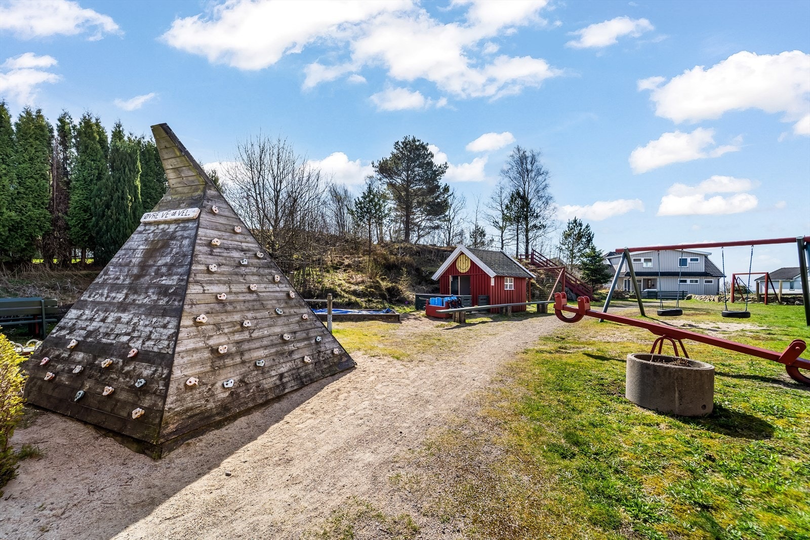 Lekeplassen ligger redd ved boligen og har flere fine lekeapparater. Galleribilde