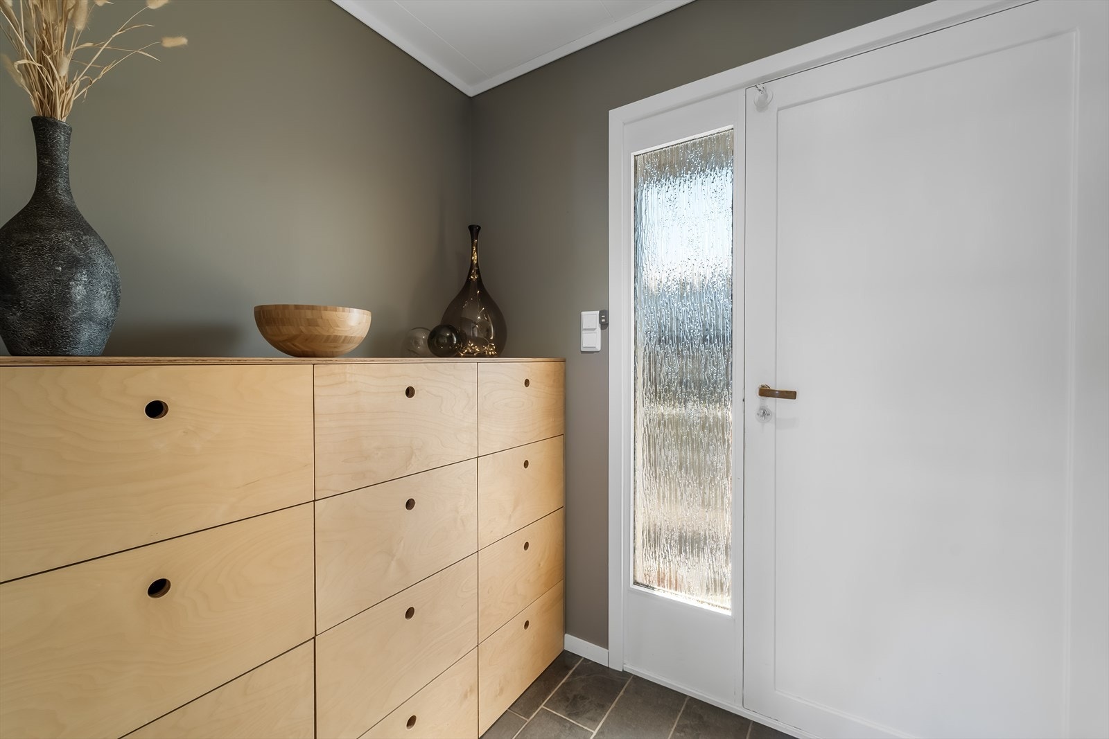 Inngang i 1.etasje med avkledningsplass. Galleribilde