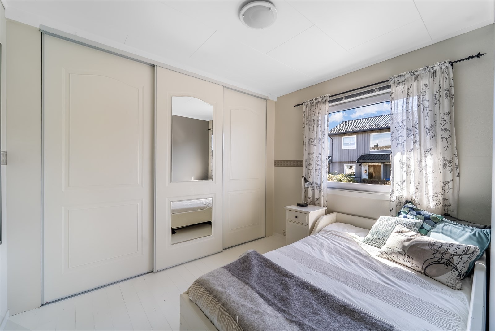 Soverommet i 1.etasje er av god størrelse og har en praktisk skyvedørsgarderobe. Galleribilde