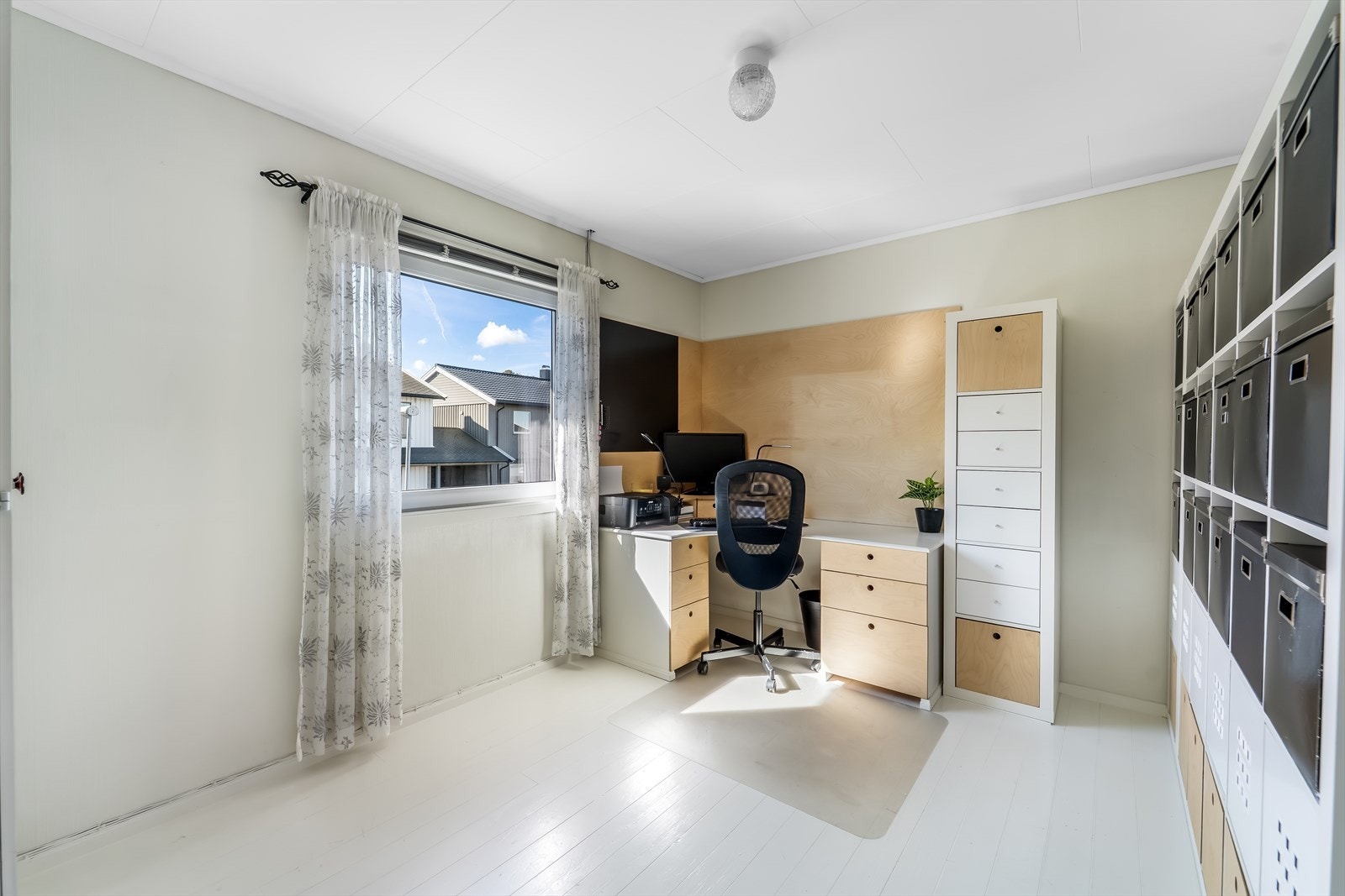 Soverom nr. 2 i 1. etasje benyttes i dag som kontor. Galleribilde