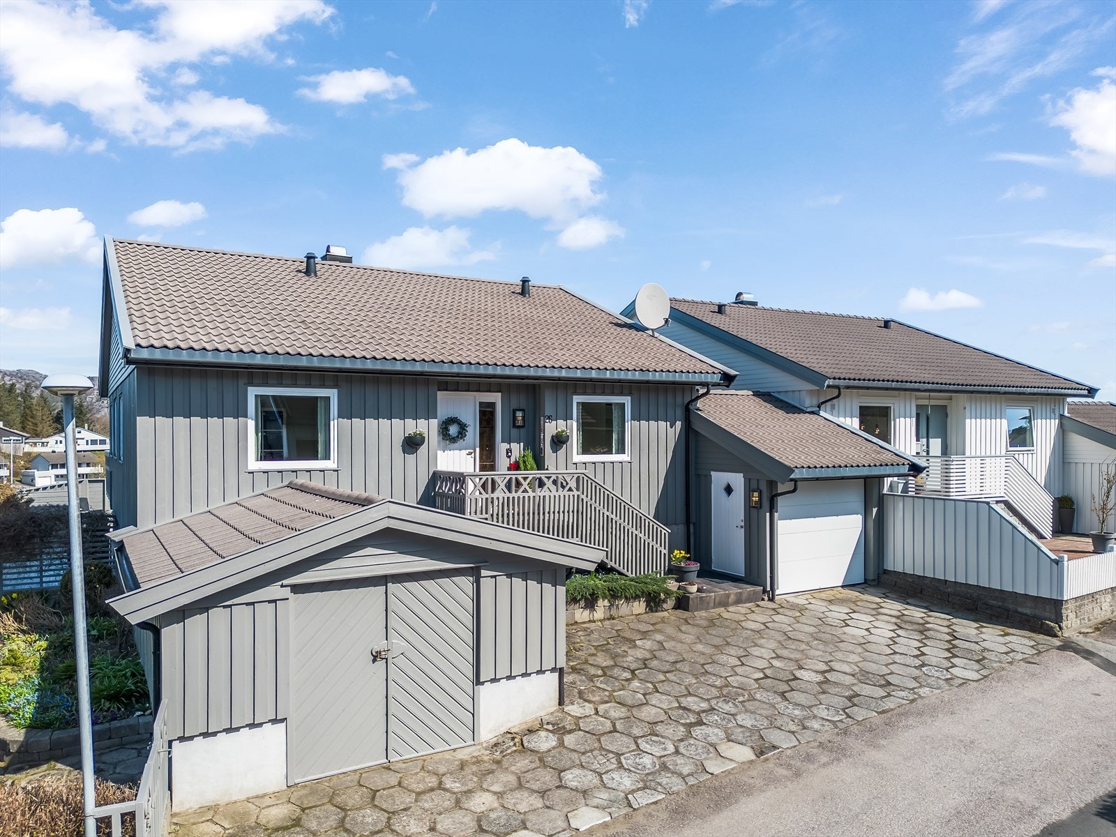 Fint beliggende bolig med velstelte uteområder og fin beliggenhet. Galleribilde