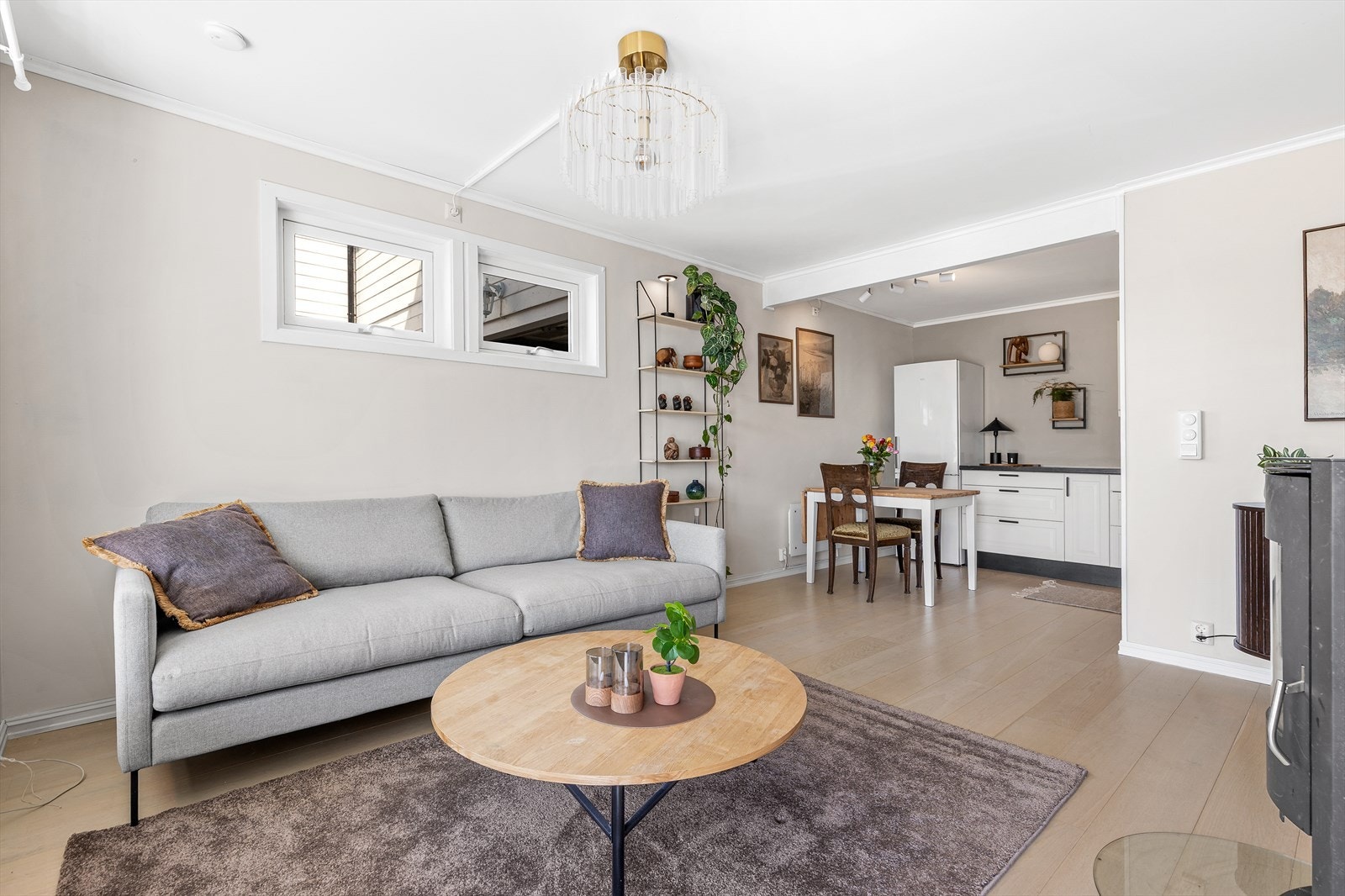 Stuen har parkettgulv og plass til en komfortabel sofagruppe. Store vindusflater i rommet bidrar til et lyst og trivelig rom. Galleribilde