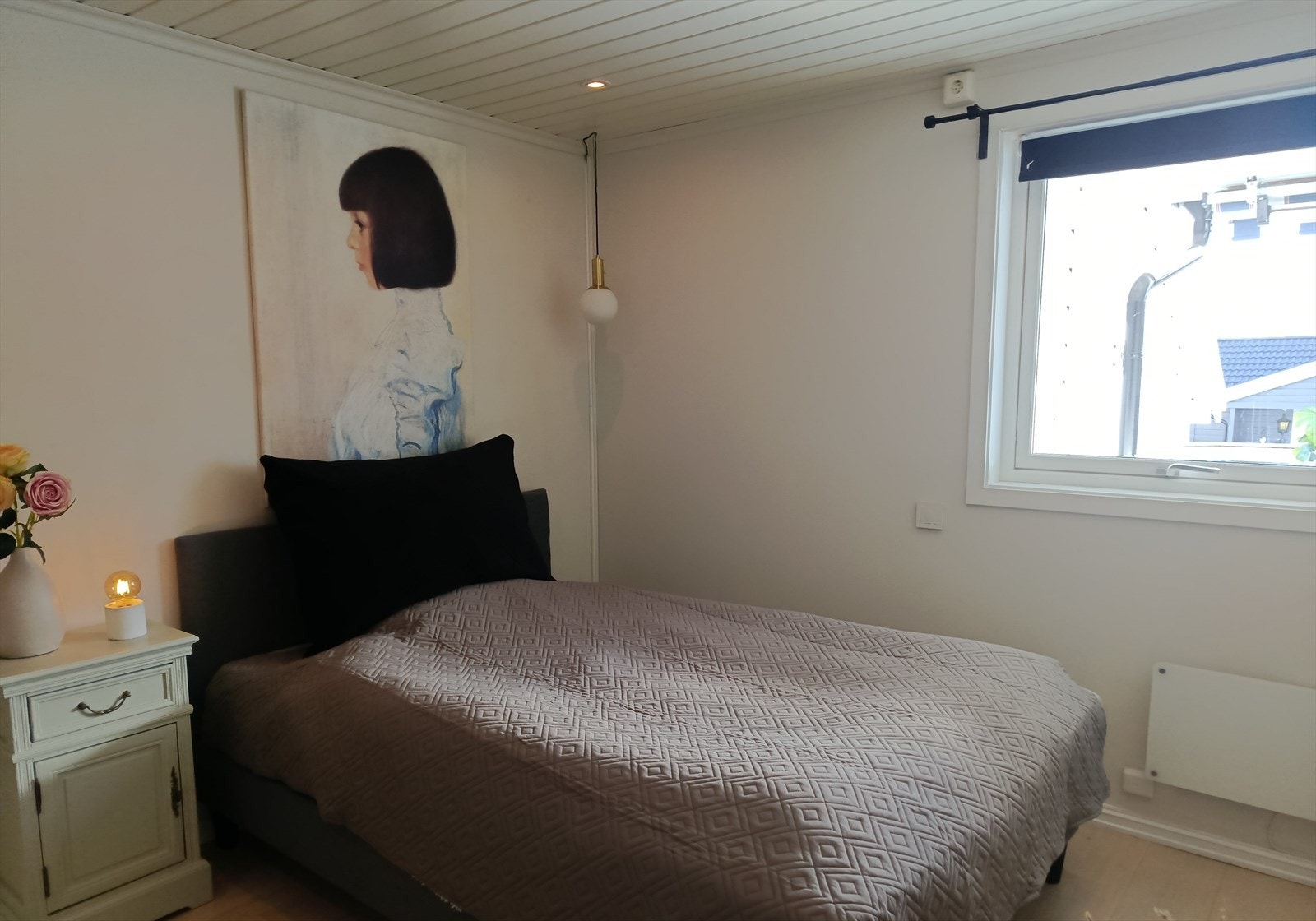 Rommet har malte plater på veggene og et vindu som slipper inn dagslys. (selgers eget bilde) Galleribilde