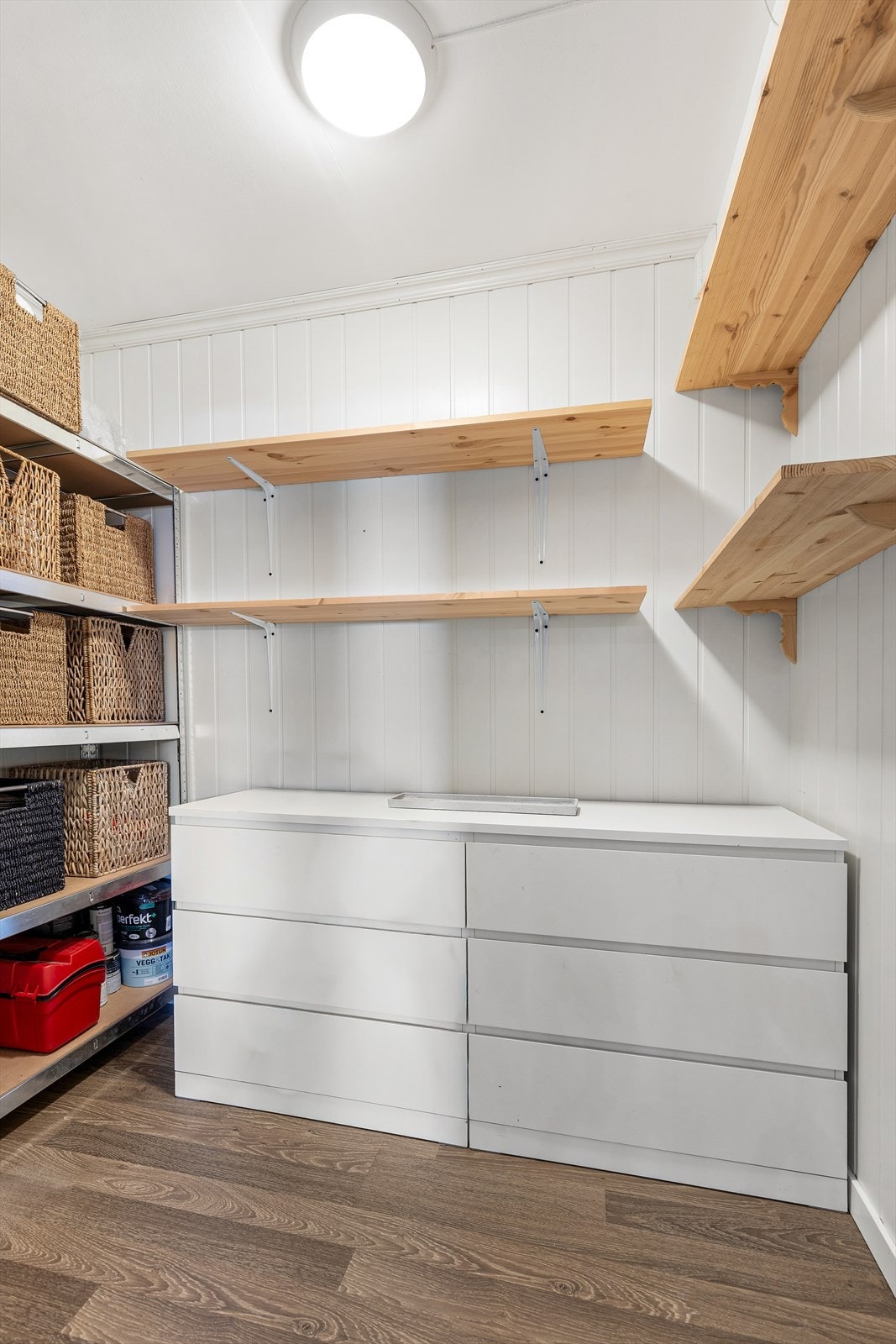 Den innvendige boden gir fleksible lagringsmuligheter med god hylleplass. Galleribilde