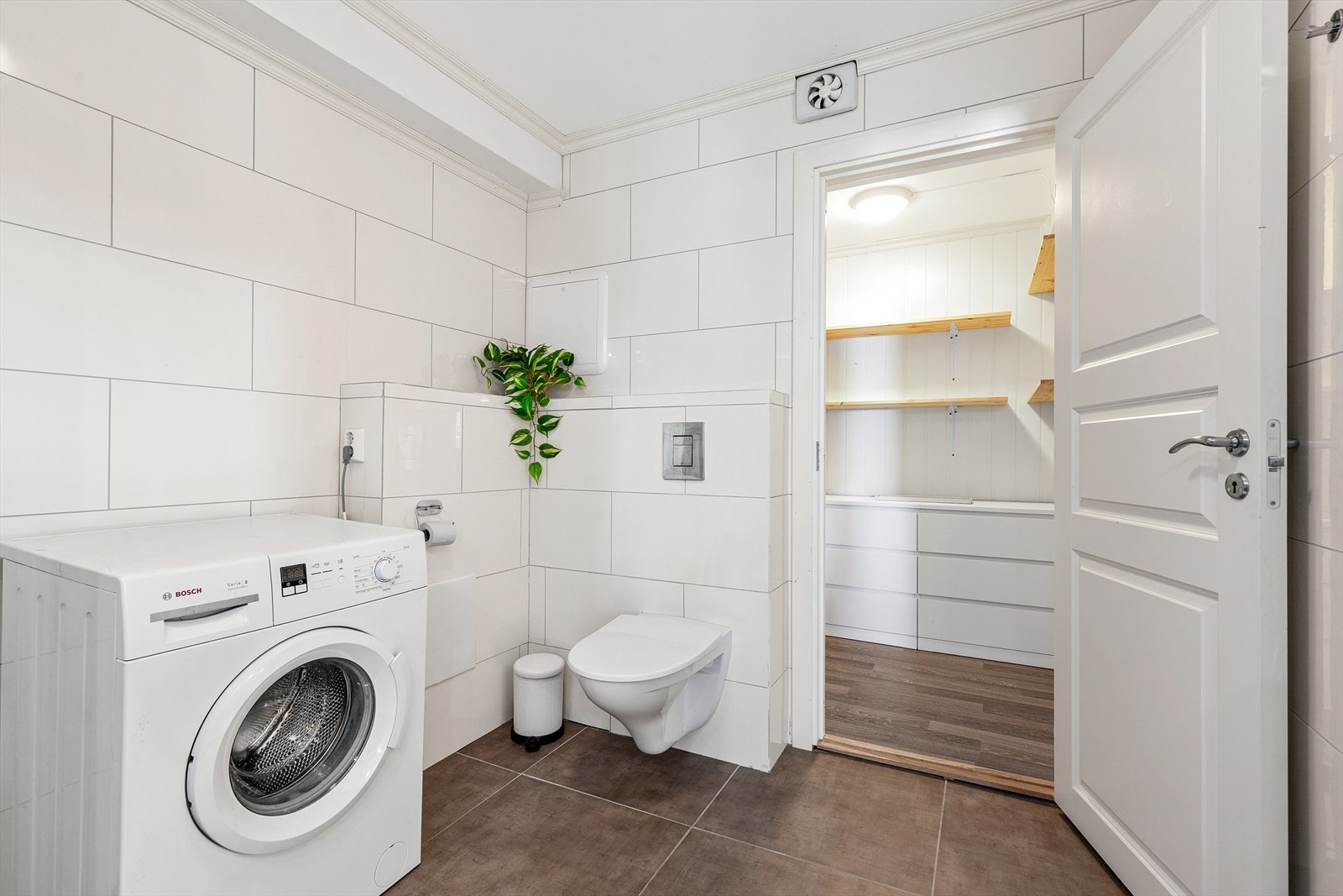 Fra badet er det direkte tilgang til en praktisk innvendig bod for ekstra lagring. Galleribilde
