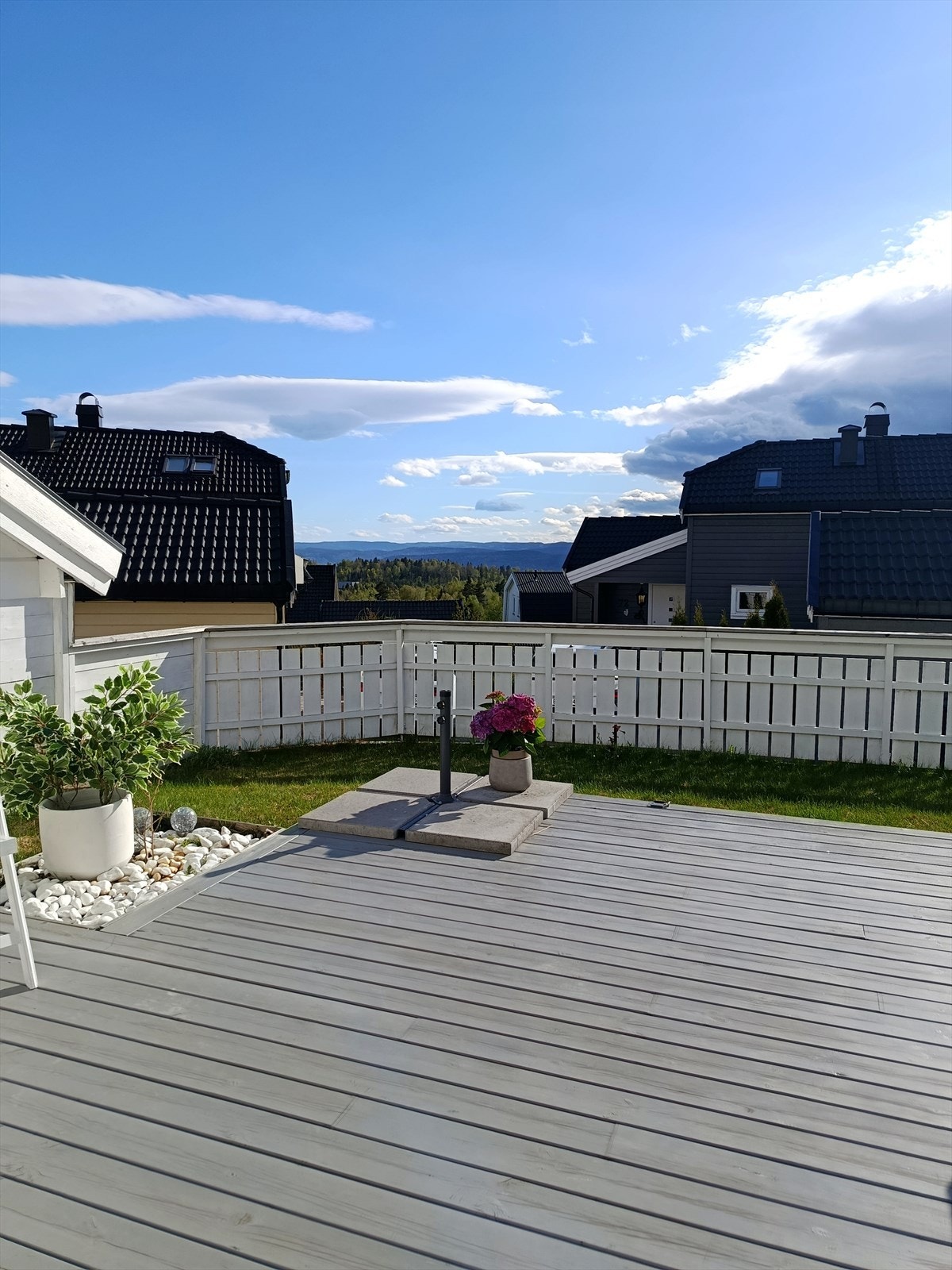 Fra terrassen har man en fin utsikt over nærområdet. Galleribilde