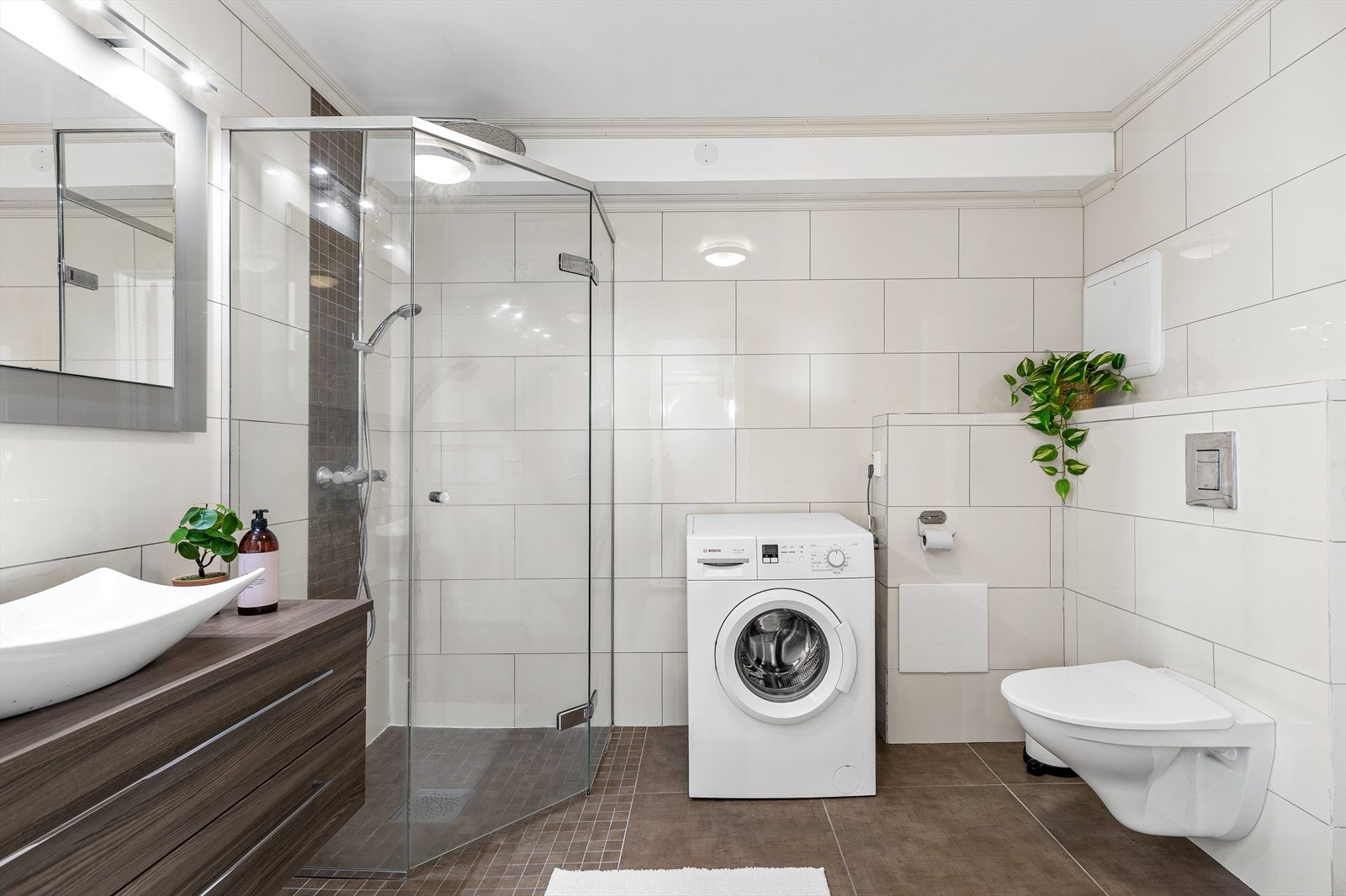 Badet ble rehabilitert i 2015 og er utstyrt med dusjhjørne, vegghengt toalett og opplegg for vaskemaskin. Galleribilde